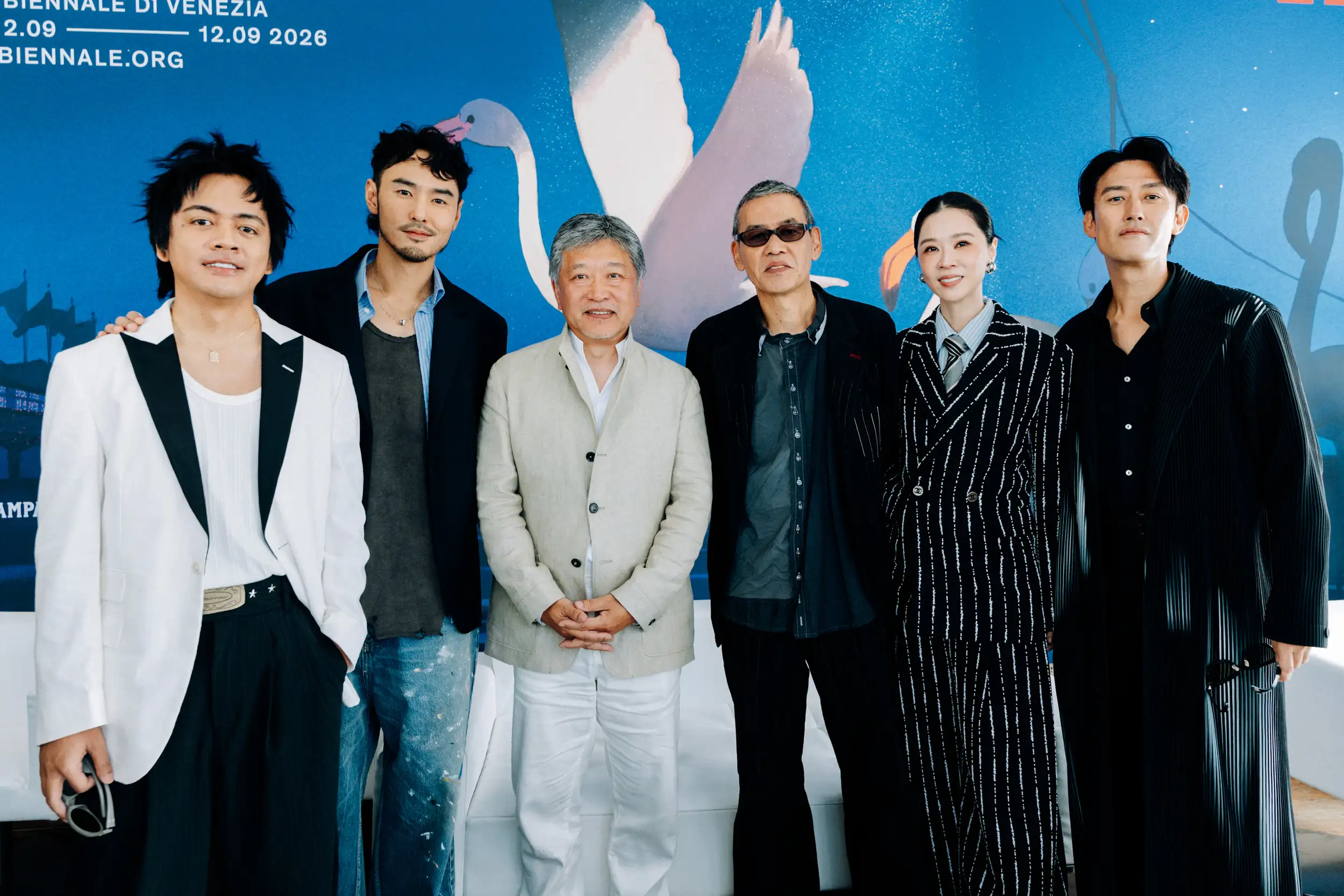 喬瑟夫(左起)、阮經天、導演是枝裕和、導演SABU、謝盈萱、塚原大助在官方記者會後台留影。(圖/一條龍虎豹國際娛樂提供)