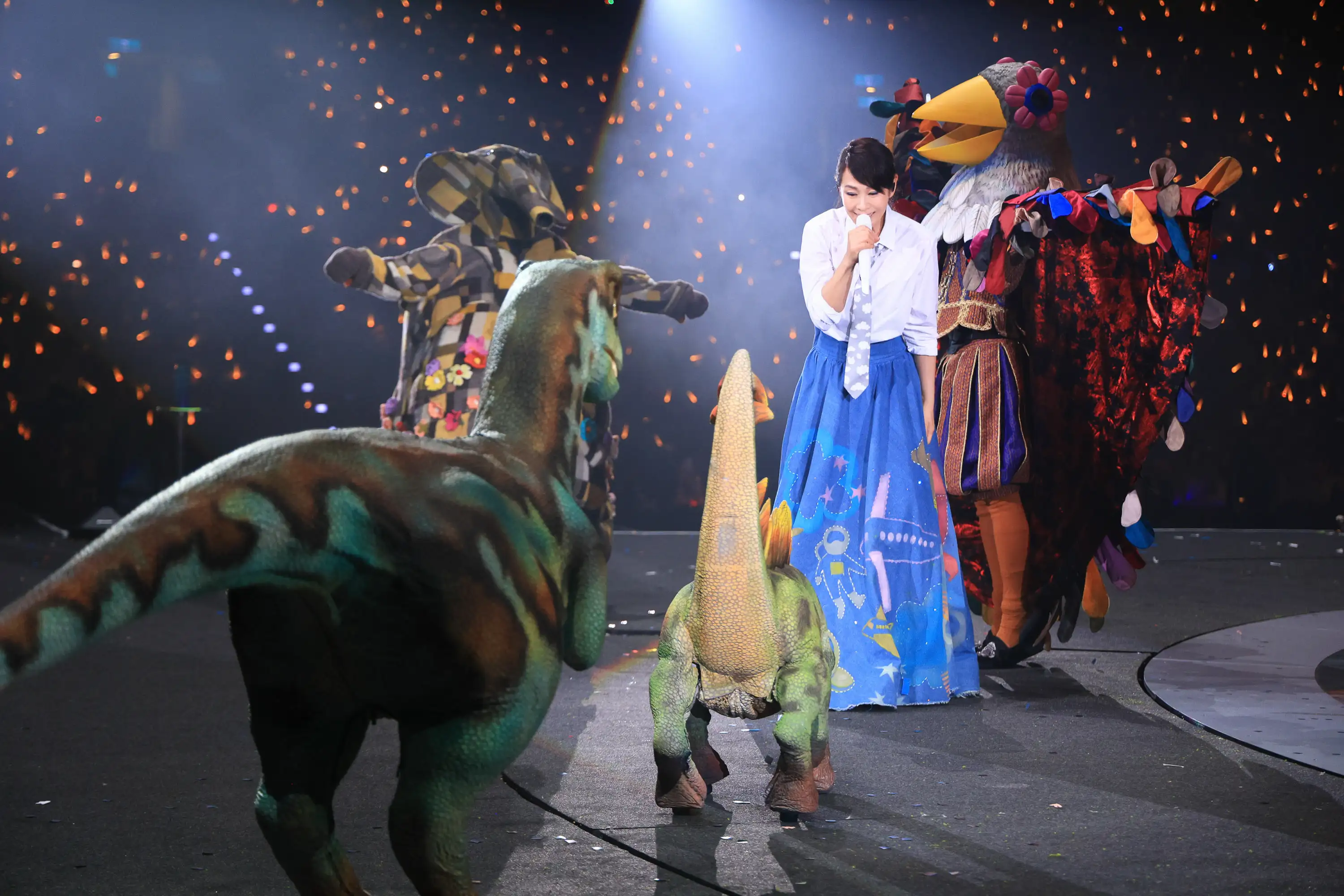 台上出現五月天《回到那一天》演唱會中的恐龍。（圖／相信音樂提供）