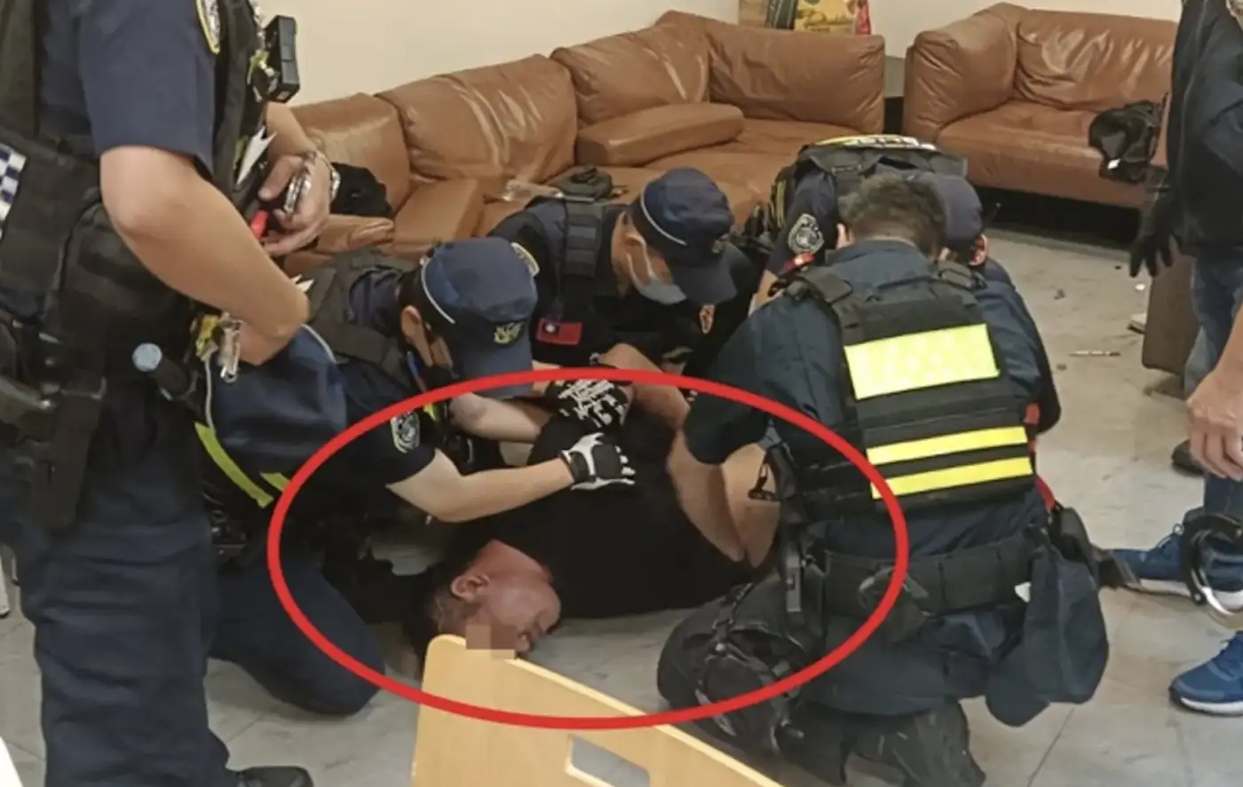 44歲男持刀闖休息室刺傷2人。(圖/航警提供)