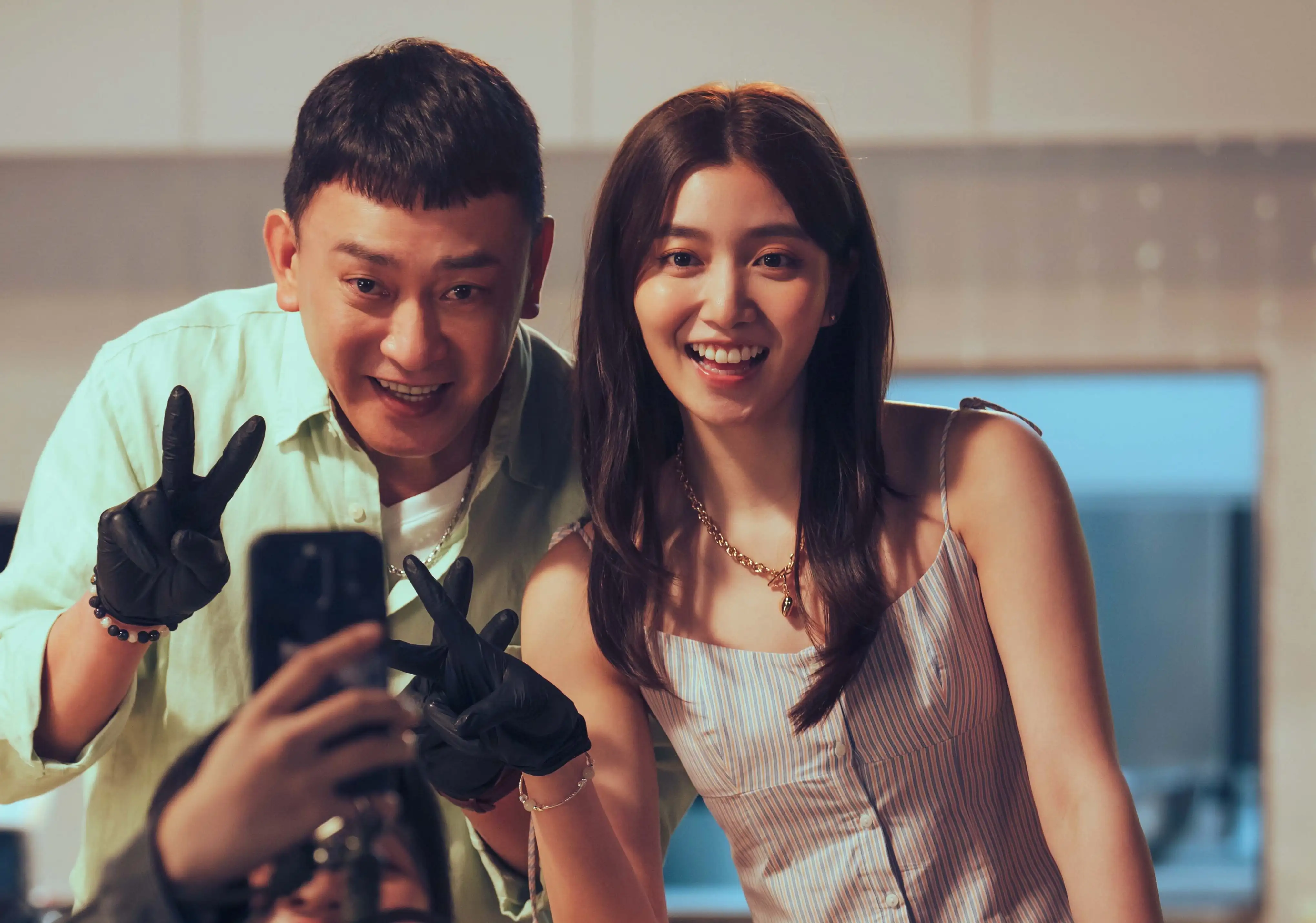 王識賢與陳怡佳在電影《網紅老爸》裡面飾演父女 。(圖/曼尼娛樂提供)