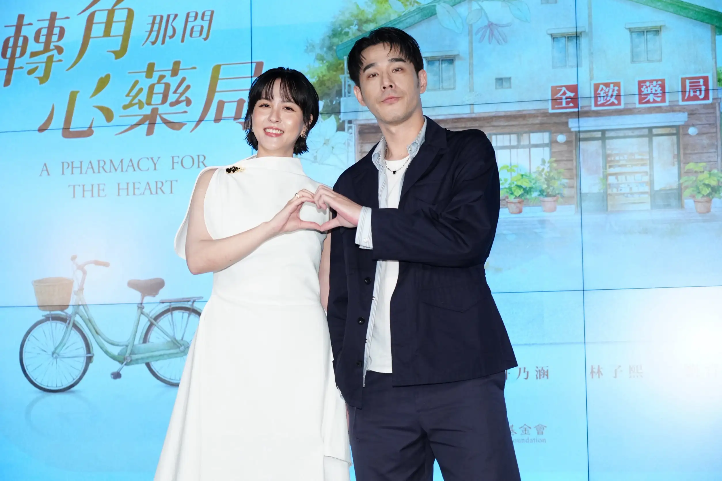 演員魏蔓與黃騰浩出席《轉角那間心藥局》首映記者會,分享拍攝過程與戲外演員們的相處默契。(圖/記者陳明中攝)