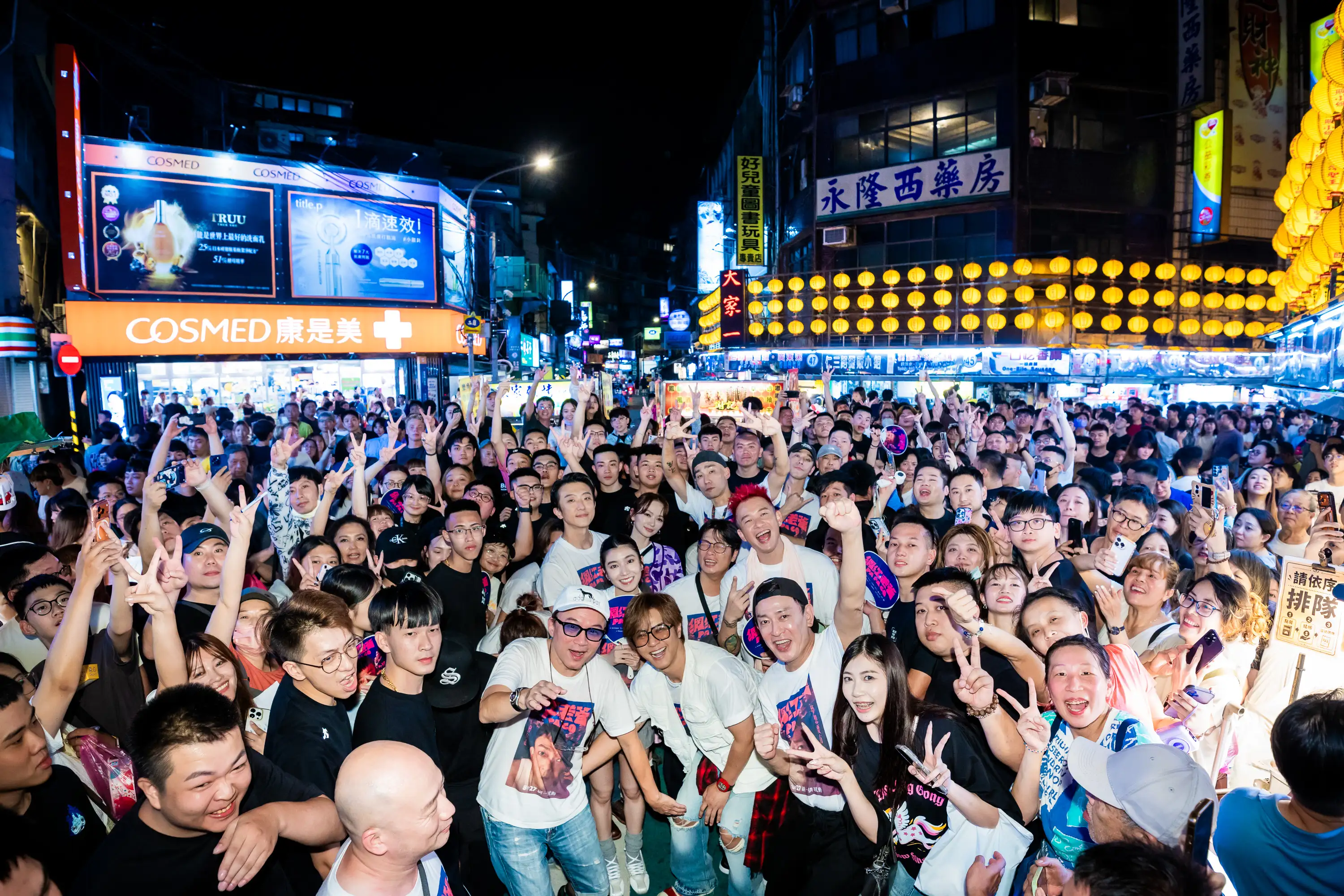 《網紅老爸》團隊第三週宣傳來到基隆廟口夜市掃街。(圖/曼尼娛樂提供)