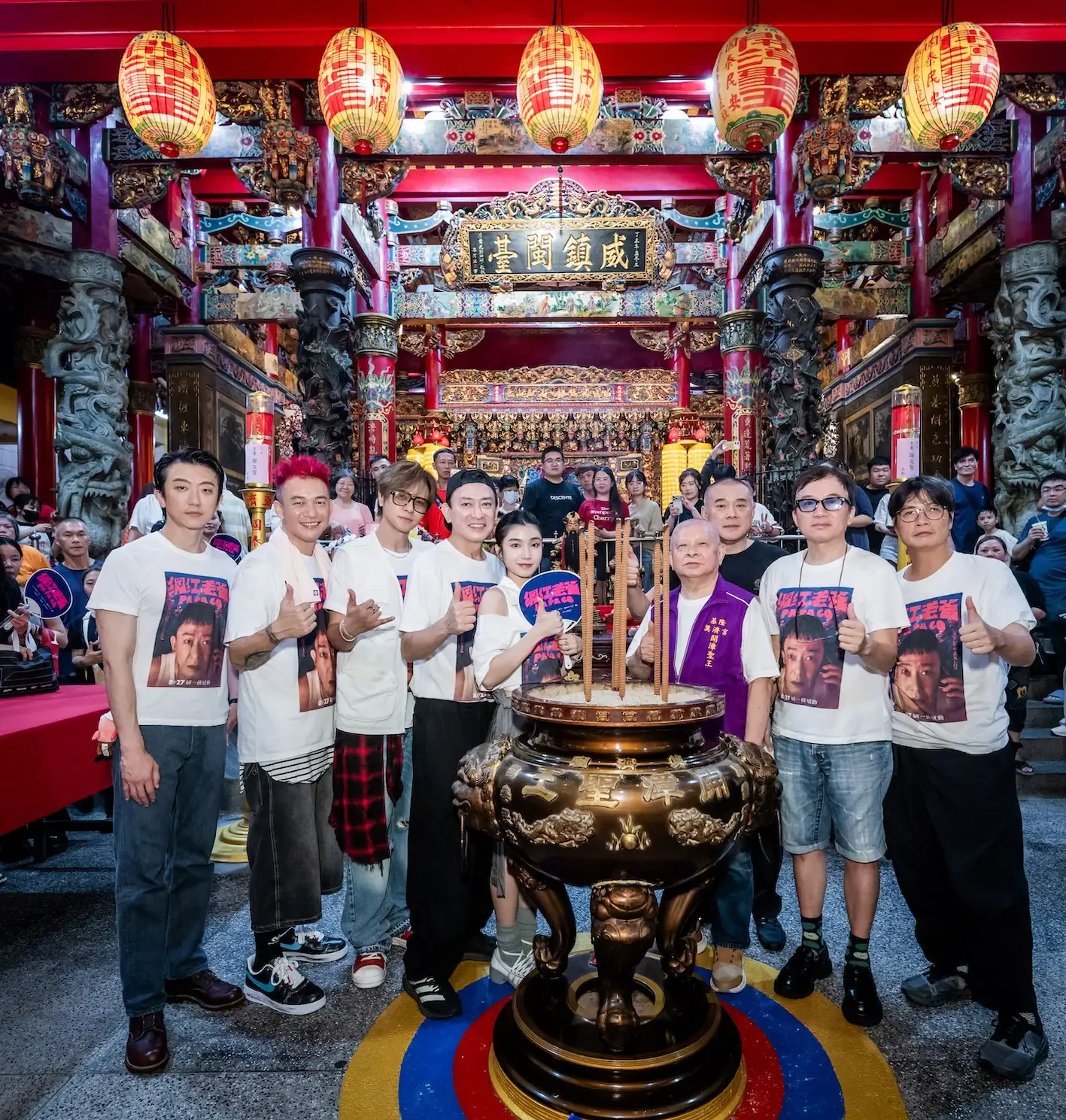 《網紅老爸》劇組回到幸運福地—基隆廟口夜市,奠濟宮參拜。(圖/曼尼娛樂提供)
