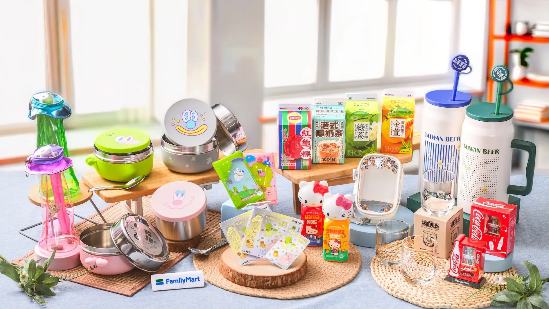 全家9月「全家購了沒?」由KINGJUN萌趣周邊領軍,搭配紅龜粿奶茶、PABLO茶飲、HELLO KITTY造型瓶飲等話題新品,再加碼可口可樂迷你販賣機、航海王。(圖/全家提供)