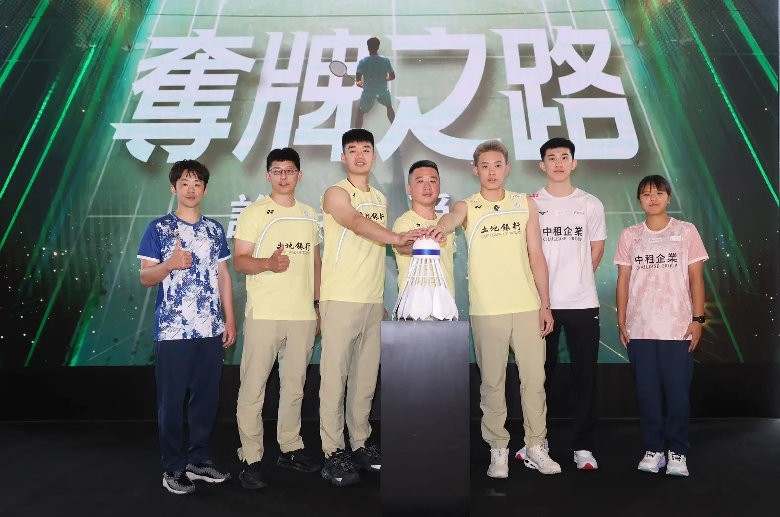 中華羽球國家隊單打教練 賴建誠(左起)、中華羽球國家隊雙打教練 陳宏麟、亞運中華羽球國手 王齊麟、中華羽球國家隊總教練 劉佳城以及亞運中華羽球國手 林俊易、葉宏蔚、詹又蓁。(圖/三立提供)