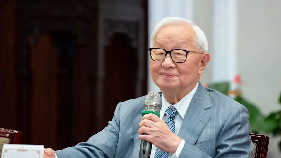 創辦人張忠謀自2018年退休後持有約12.5萬張台積電股票,若持股至今,此次可領約8.75億元股息。(圖/翻攝自蔡英文臉書)