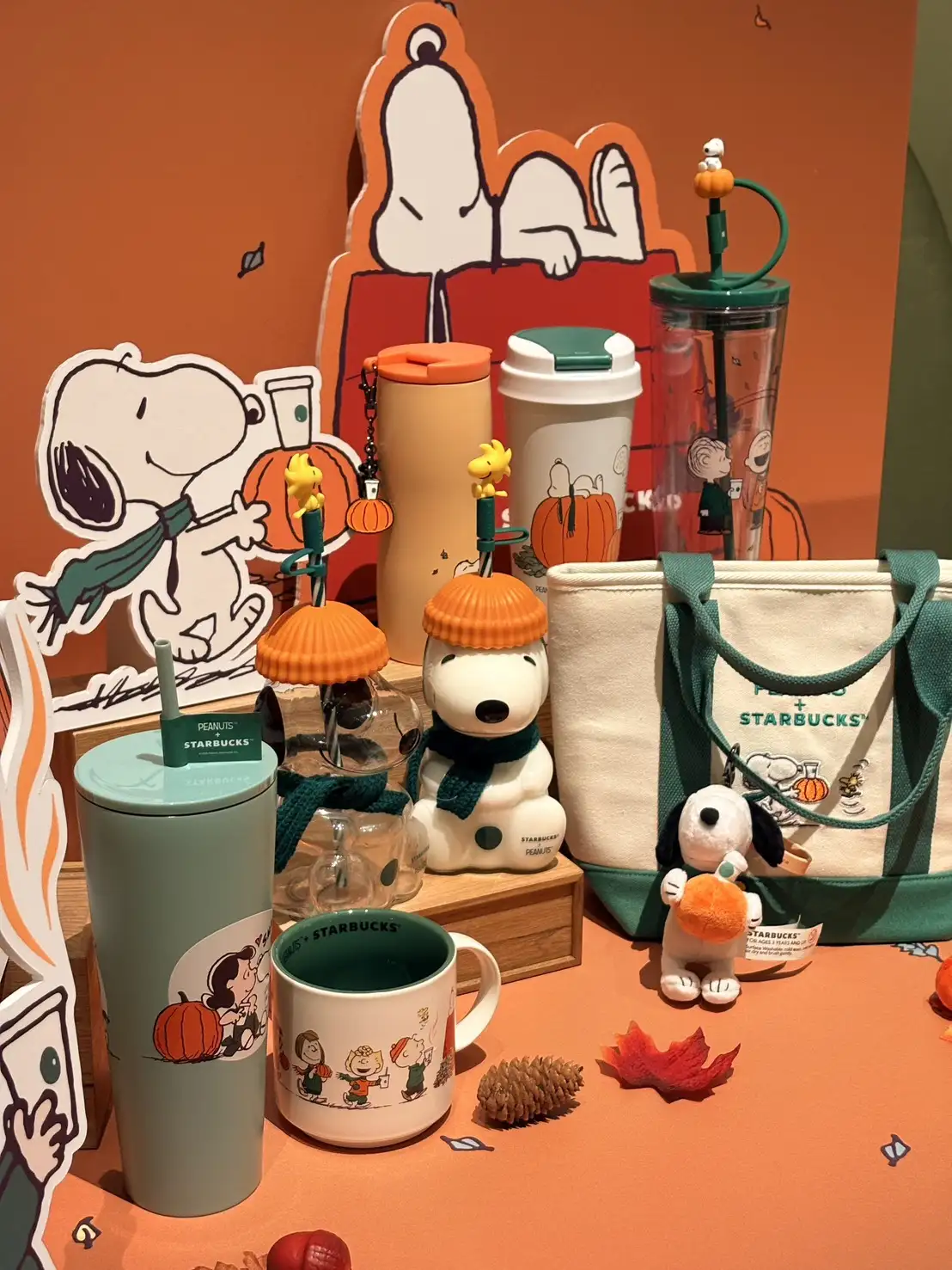 9月21日起Peanuts + Starbucks 聯名系列開放星禮程會員搶先購買；9月22日起於全台門市及線上門市正式上市。（圖／星巴克提供）