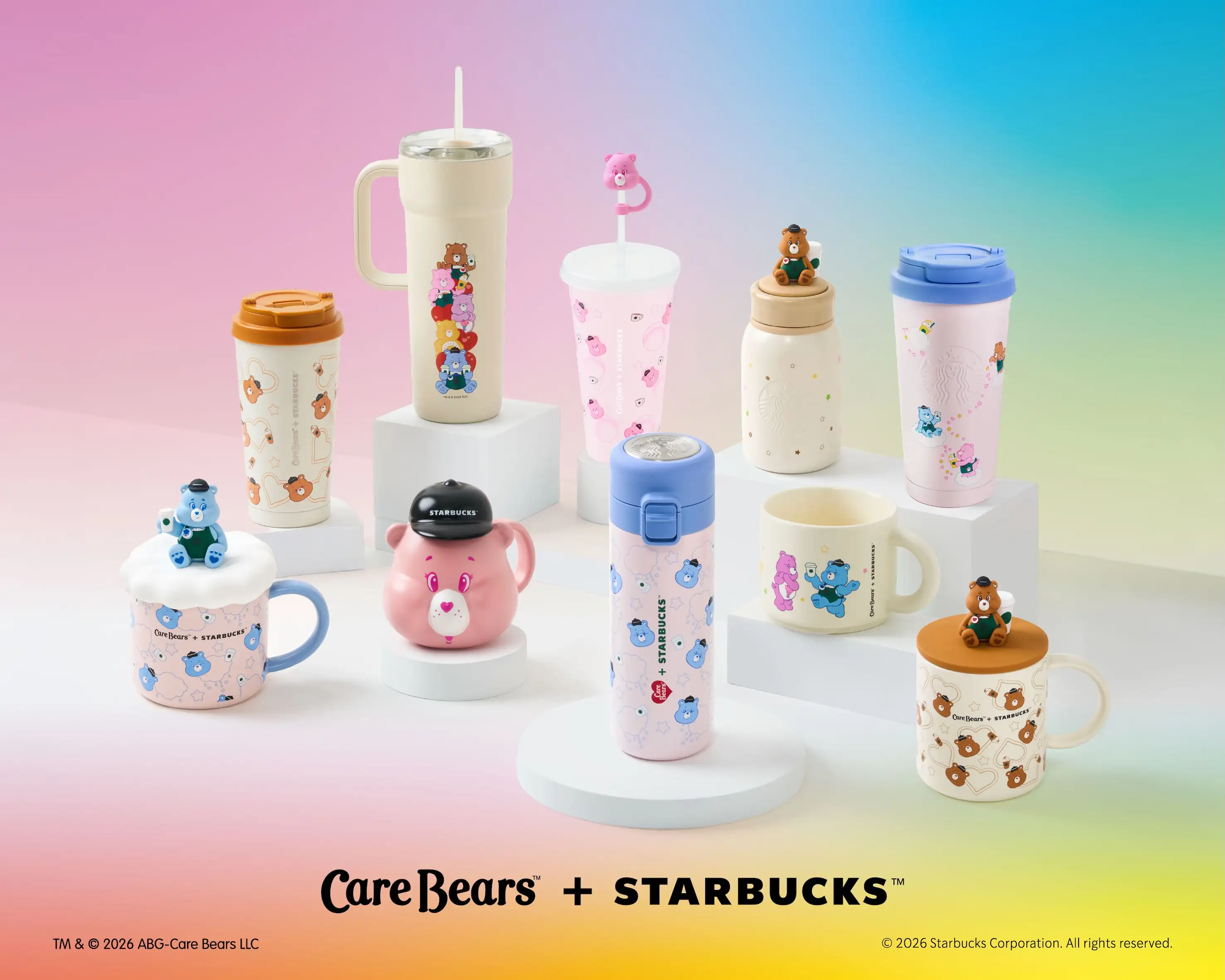 ▲▼本次聯名將 Care Bears 的療癒色彩與星巴克品牌綠相互融合，以大地暖棕、甜蜜柔粉、靜謐雲朵藍及夢幻紫四大設計主題，延伸至馬克杯、冷水杯、不鏽鋼杯、托特包、吊飾及生活用品。（圖／星巴克提供）