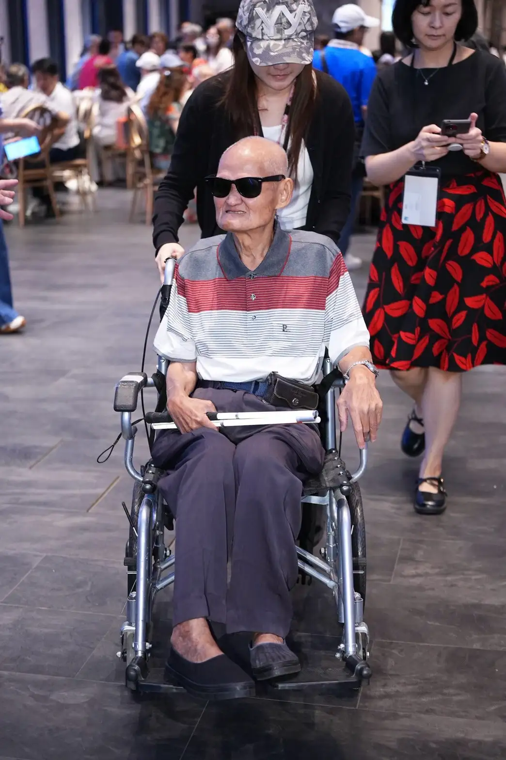 李炳輝今搭乘巴士自己前來,透露愛妻在醫院檢查手傷。(圖/娛樂中心)