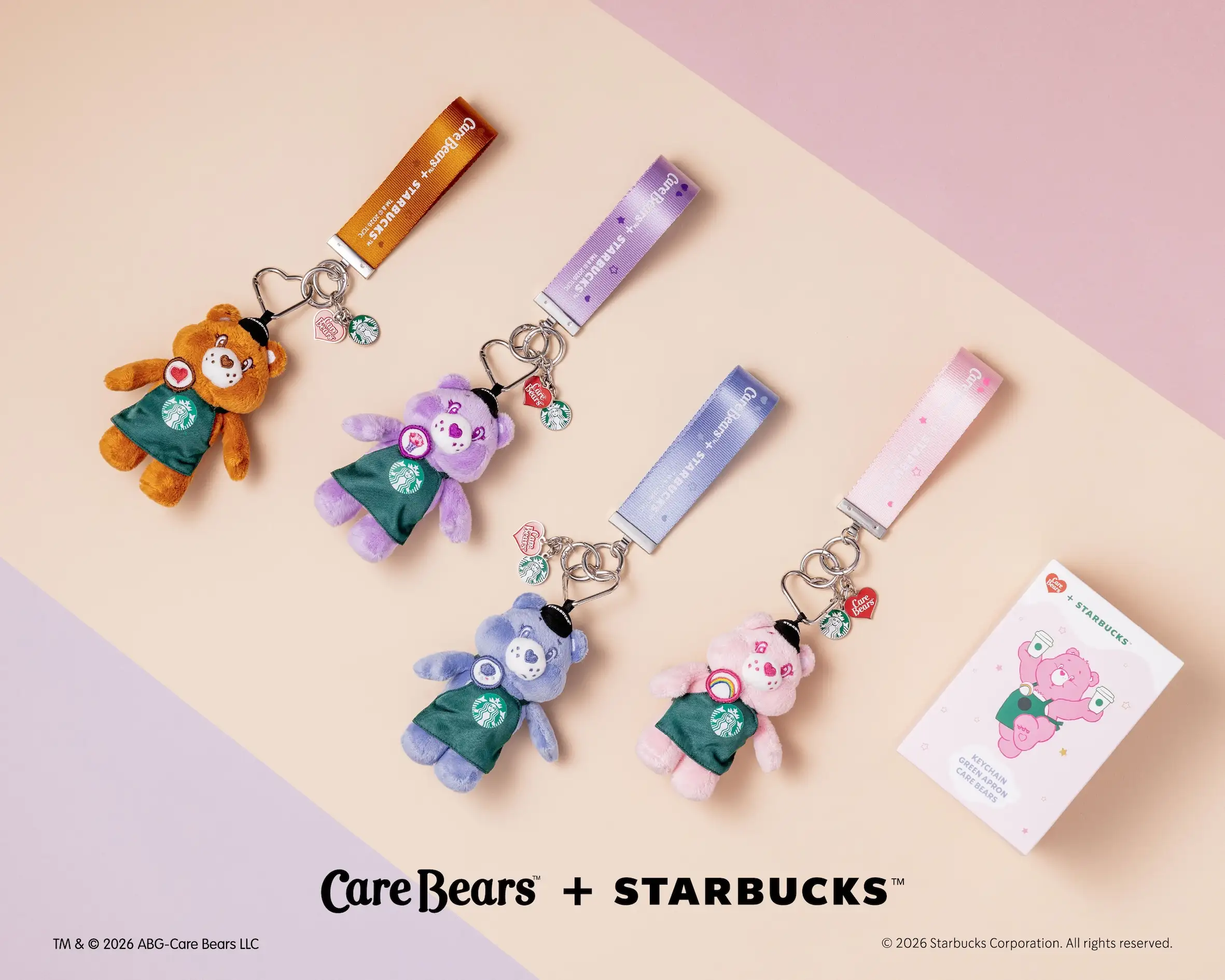 Care Bears同步化身迷你星巴克綠圍裙夥伴，以盲盒形式推出Bag Charm包包吊飾，可自由搭配托特包、後背包及日常包款，將療癒小熊變成每天陪伴在身邊的小夥伴。（圖／星巴克提供）
