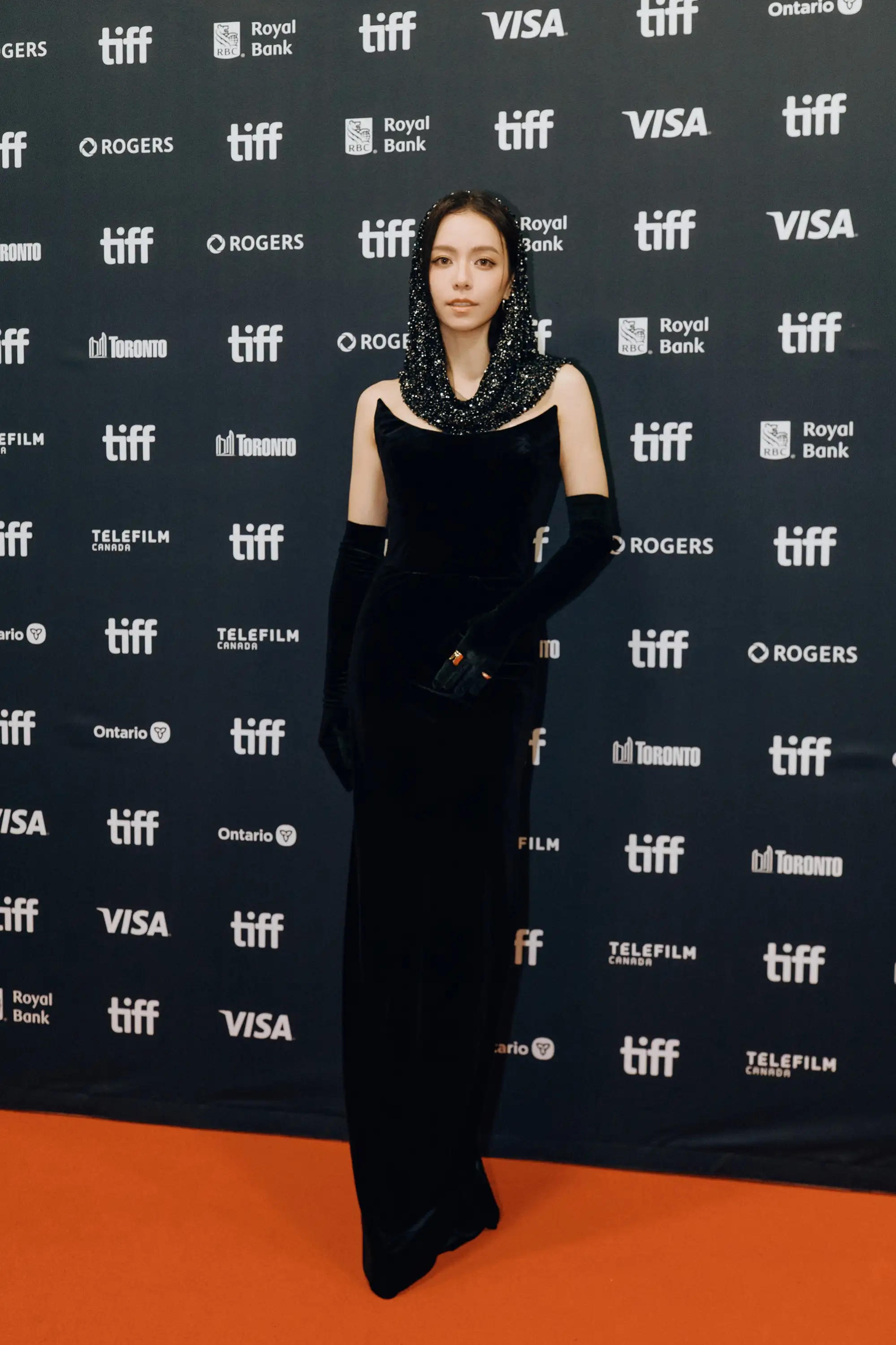 宋芸樺以一襲優雅黑色禮服優雅亮相多倫多國際影展。(圖/文策院提供)