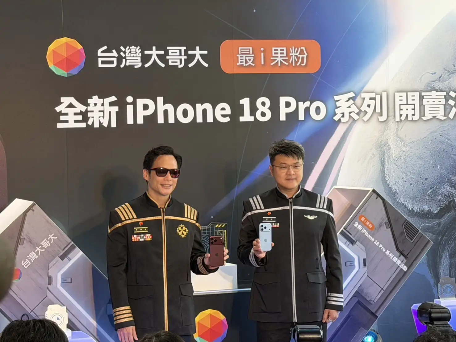 台灣大哥大總經理林之晨(左)、個人用戶事業商務長林東閔(右)出席 iPhone 18 Pro 開賣活動。圖/唐子晴攝影