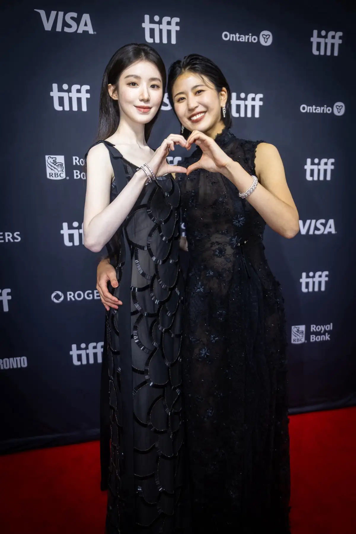 舒華(左)、陳璇(右)在《幸福快樂的日子》中飾演姐妹。(圖/水花電影提供)
