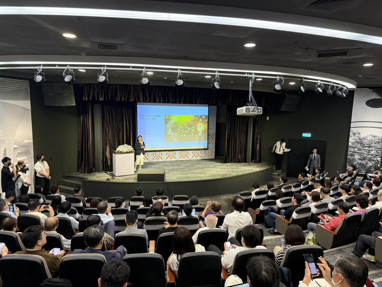 今(18)日在台大舉行的「AI時代 永續未來共識論壇」,聚焦AI產業、地方發展、人才與高齡醫療。(圖/鄒雯涵攝影)