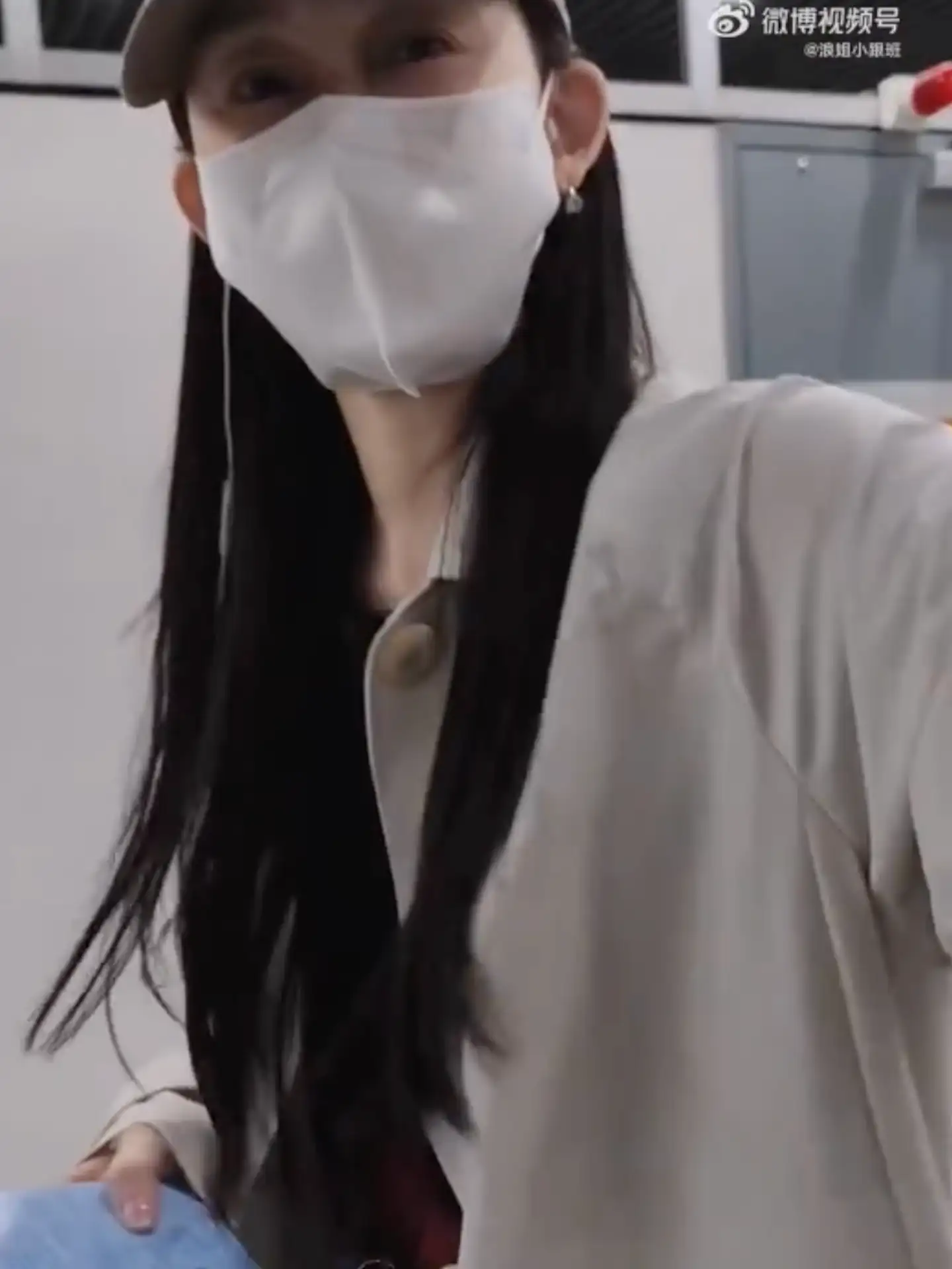 范瑋琪雖然戴口罩，但眼神看得出疲倦。（圖／翻攝微博）