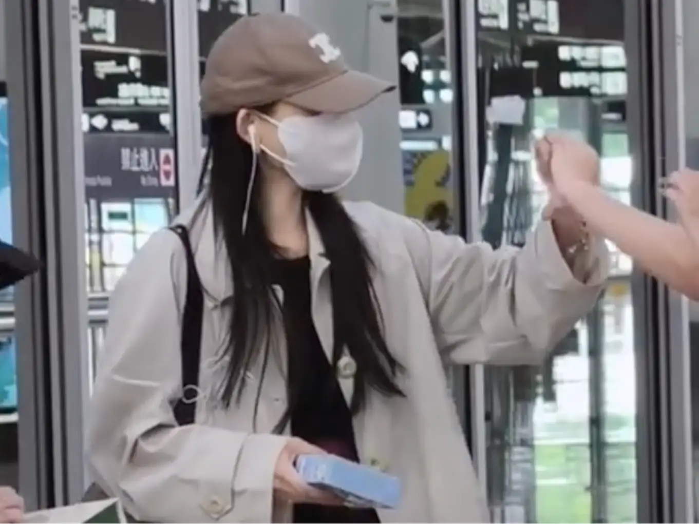 范瑋琪與粉絲合比愛心。(圖/翻攝微博)