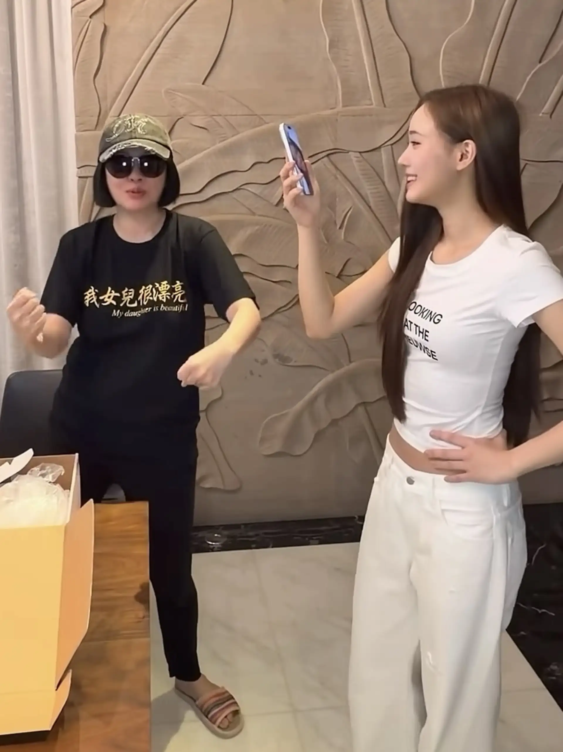 小S（左）戴Lily推出鴨舌帽，穿露腳趾拖鞋引注目。（圖／翻攝小S IG）