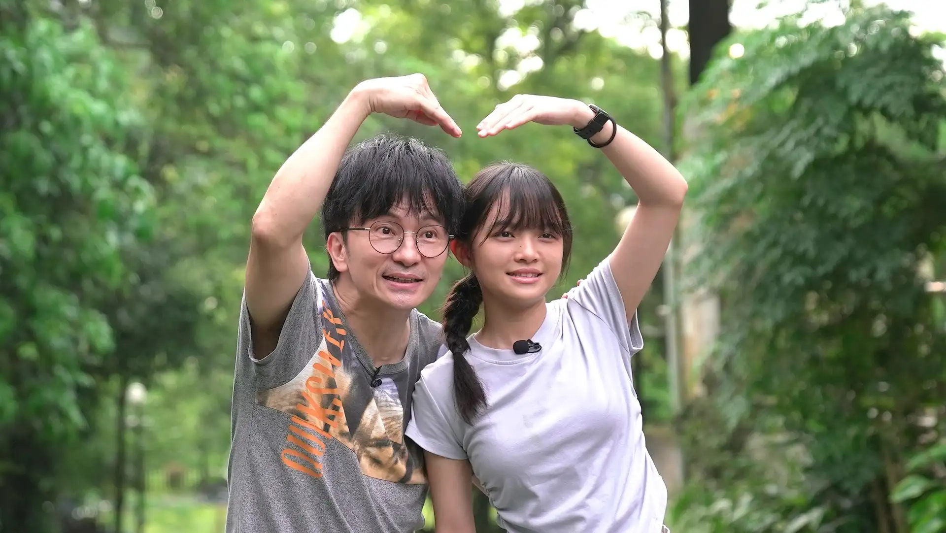 唐從聖（左）帶著女兒莎莎公開露面。（圖／台視提供）