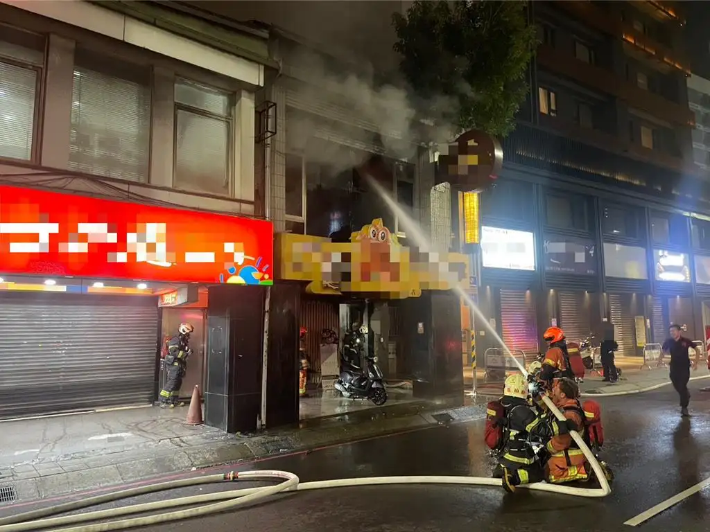燒肉SMILE新北三重店驚傳火警。(圖/警方提供)