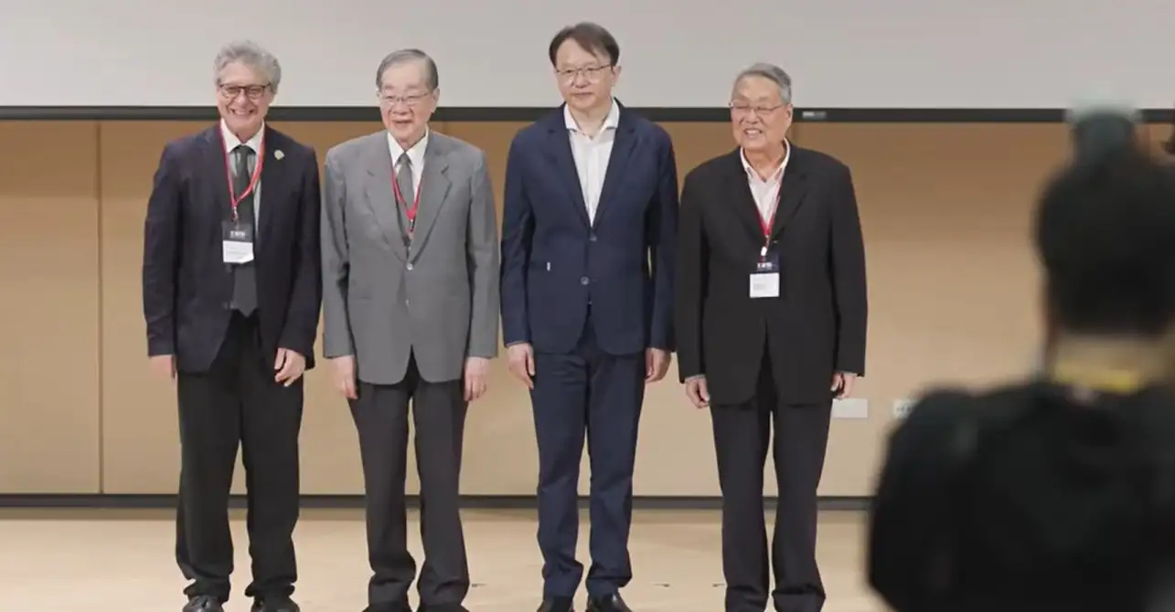 宏碁集團創辦人施振榮(右1)認為,台灣不應只是跟著全球AI發展,更應該「順勢造勢」。(圖/翻攝哈佛商業評論YouTube)