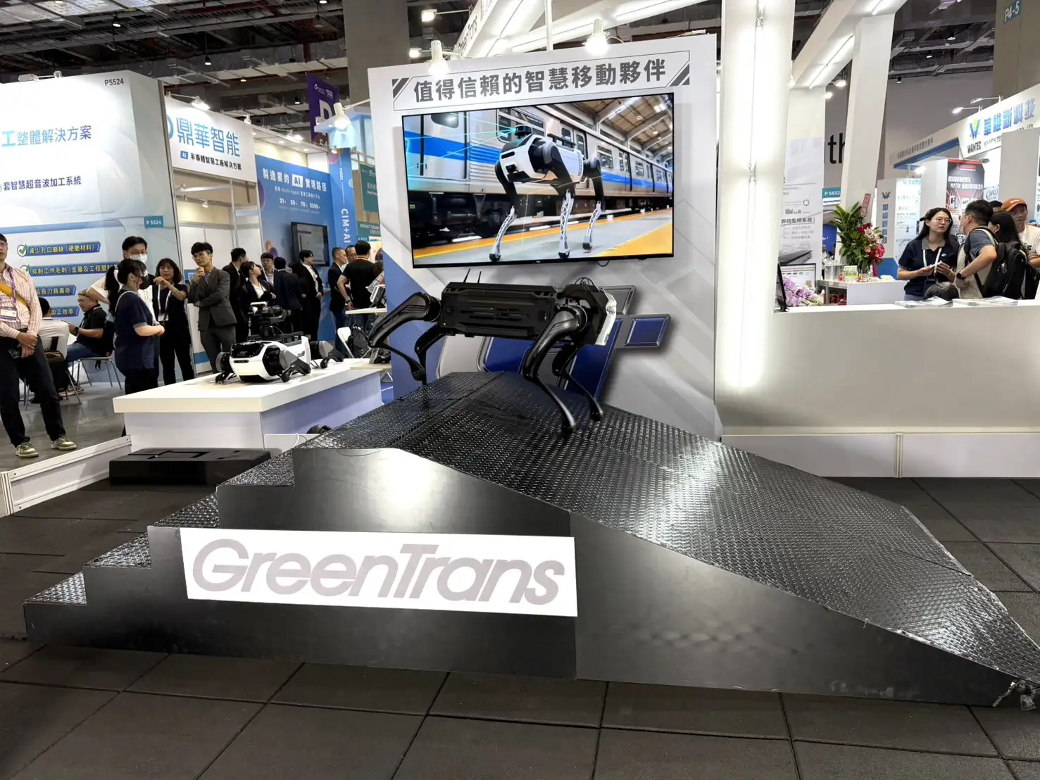 綠捷四足機器人GT3X兼具機動性與30公斤負載能力,可應用於工廠自主巡檢、園區巡邏、設備監測、倉儲及戶外巡檢。(圖/蔣欣倫攝)