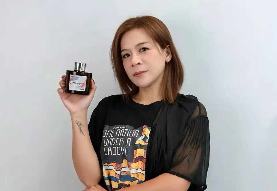 歌手江美琪考取香氛師證照,與老公林振益創立「耳朵先生」並為北流調製限定聯名香。(圖/耳朵先生提供)