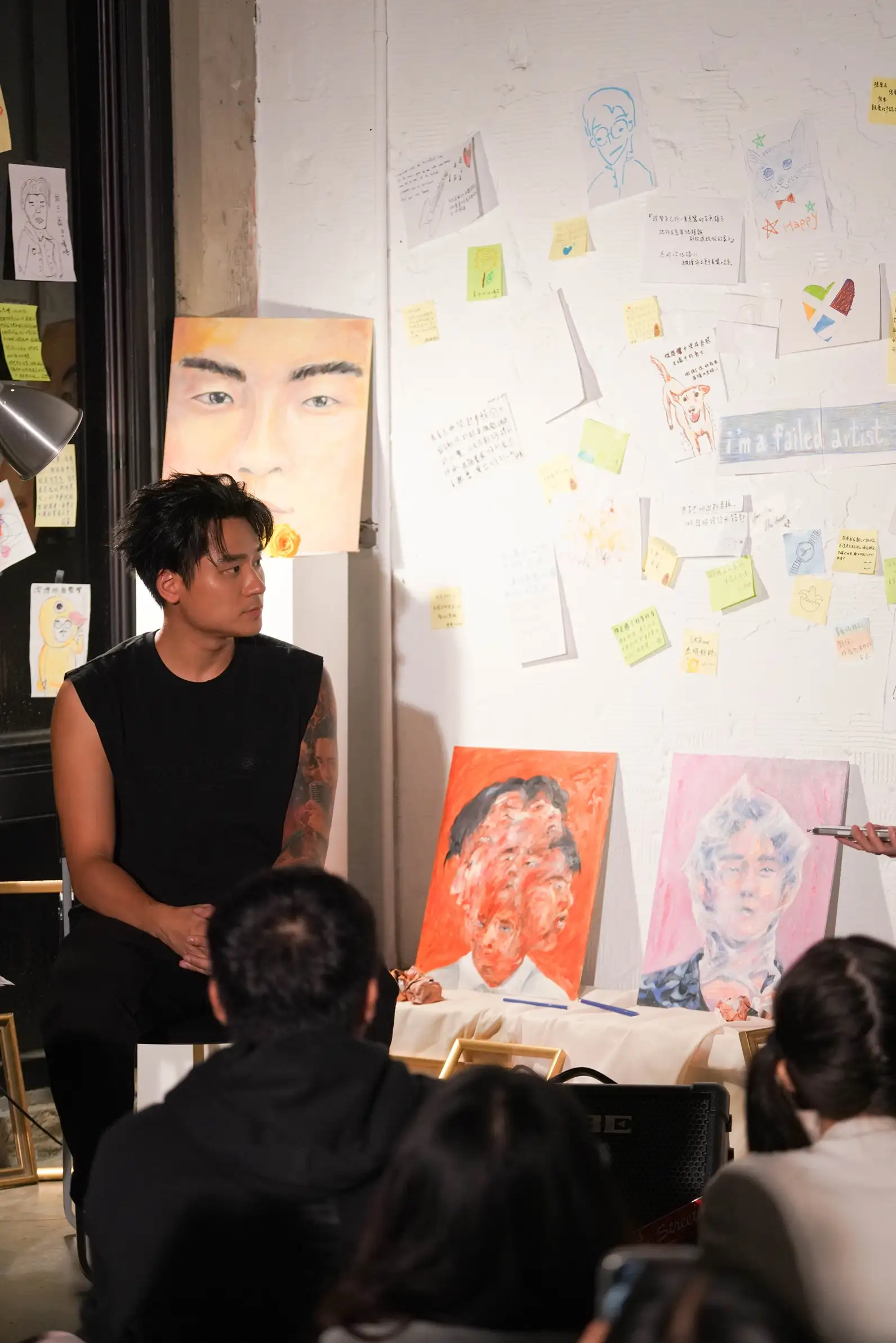 李杰明把新作發表會畫展拍賣畫。（圖／陶山音樂提供）