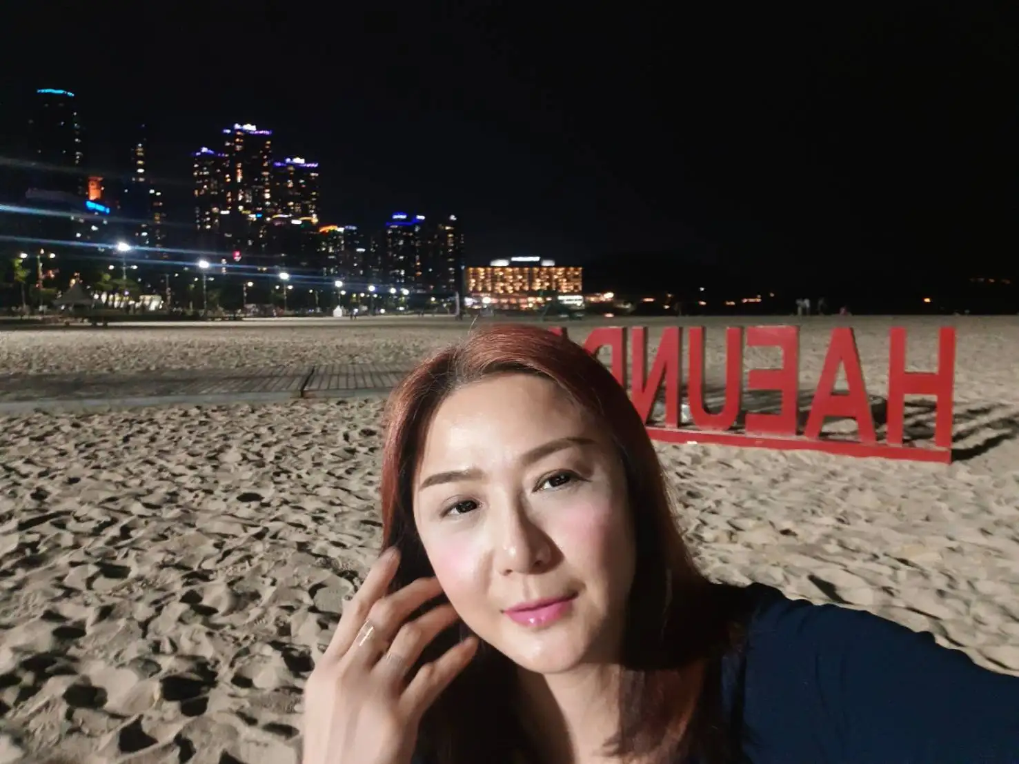 藝人林鳳英帶著已逝丈夫馬克的照片與婚戒前往韓國釜山重遊舊地,順利完成兩人的約定。(圖/林鳳英提供)