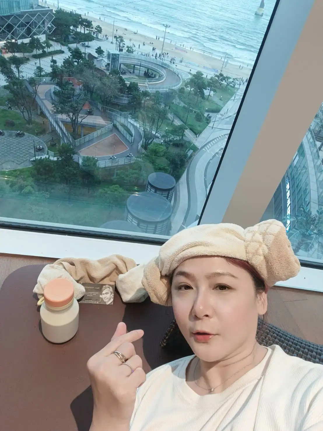 桑拿室老闆特別為馬克也做了羊頭角浴帽。(圖/林鳳英提供)