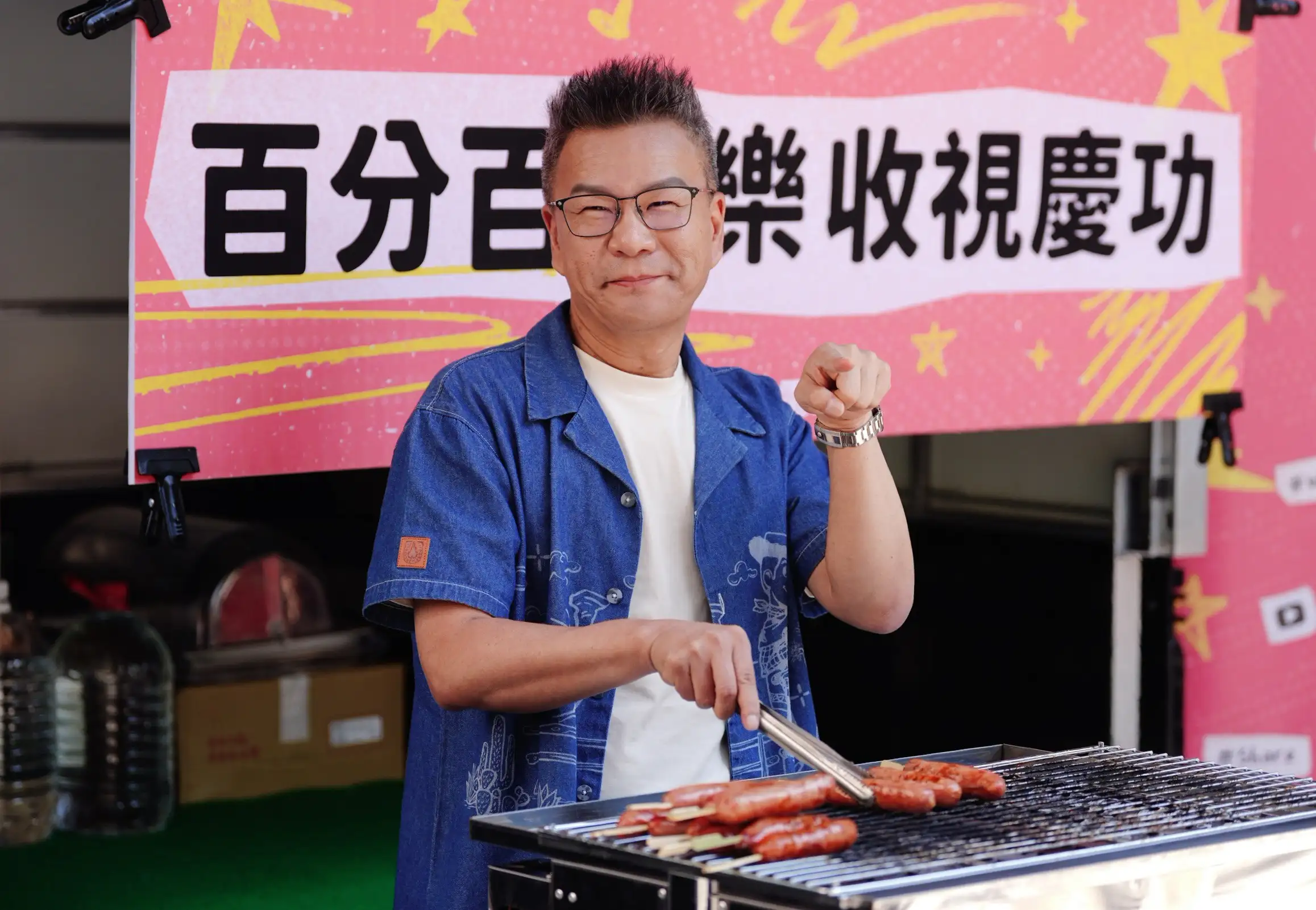 沈玉琳出席《百分百娛樂》收視慶功記者會送香腸。(圖/記者陳明中攝)
