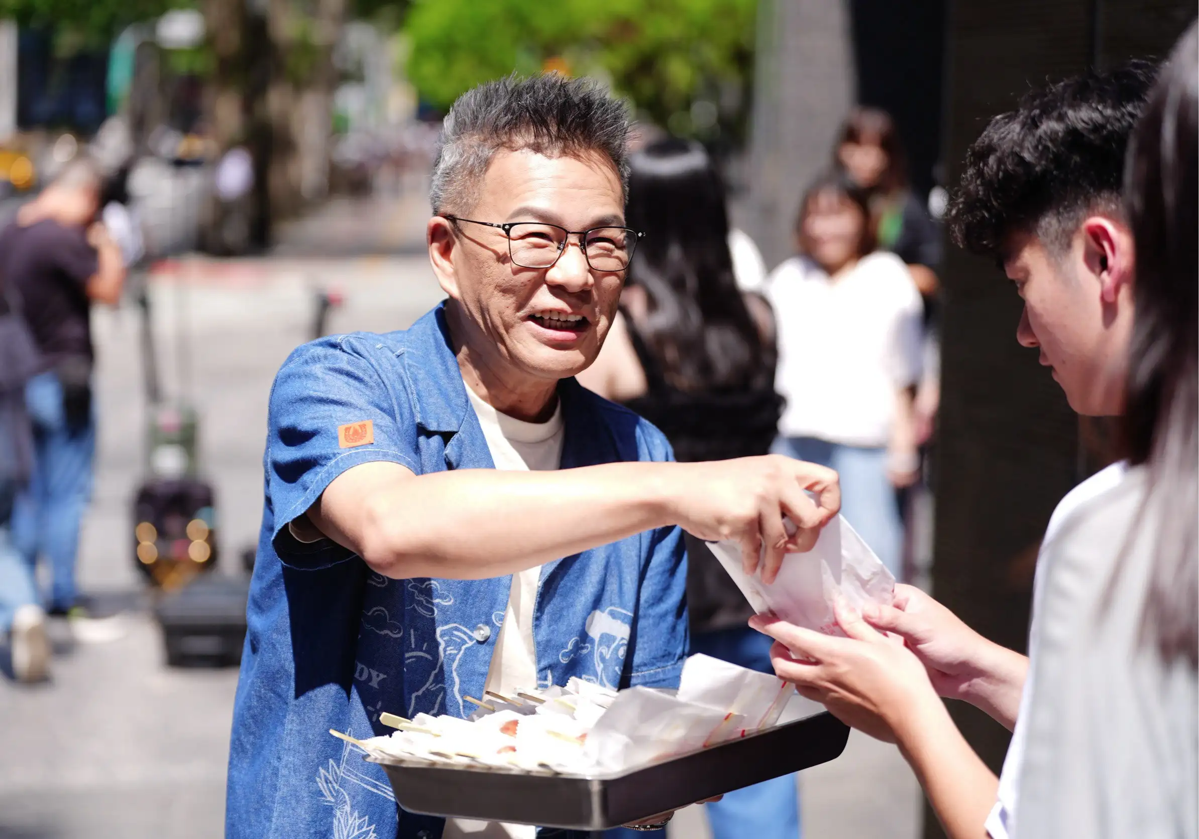沈玉琳出席《百分百娛樂》收視慶功記者會送香腸。(圖/記者陳明中攝)