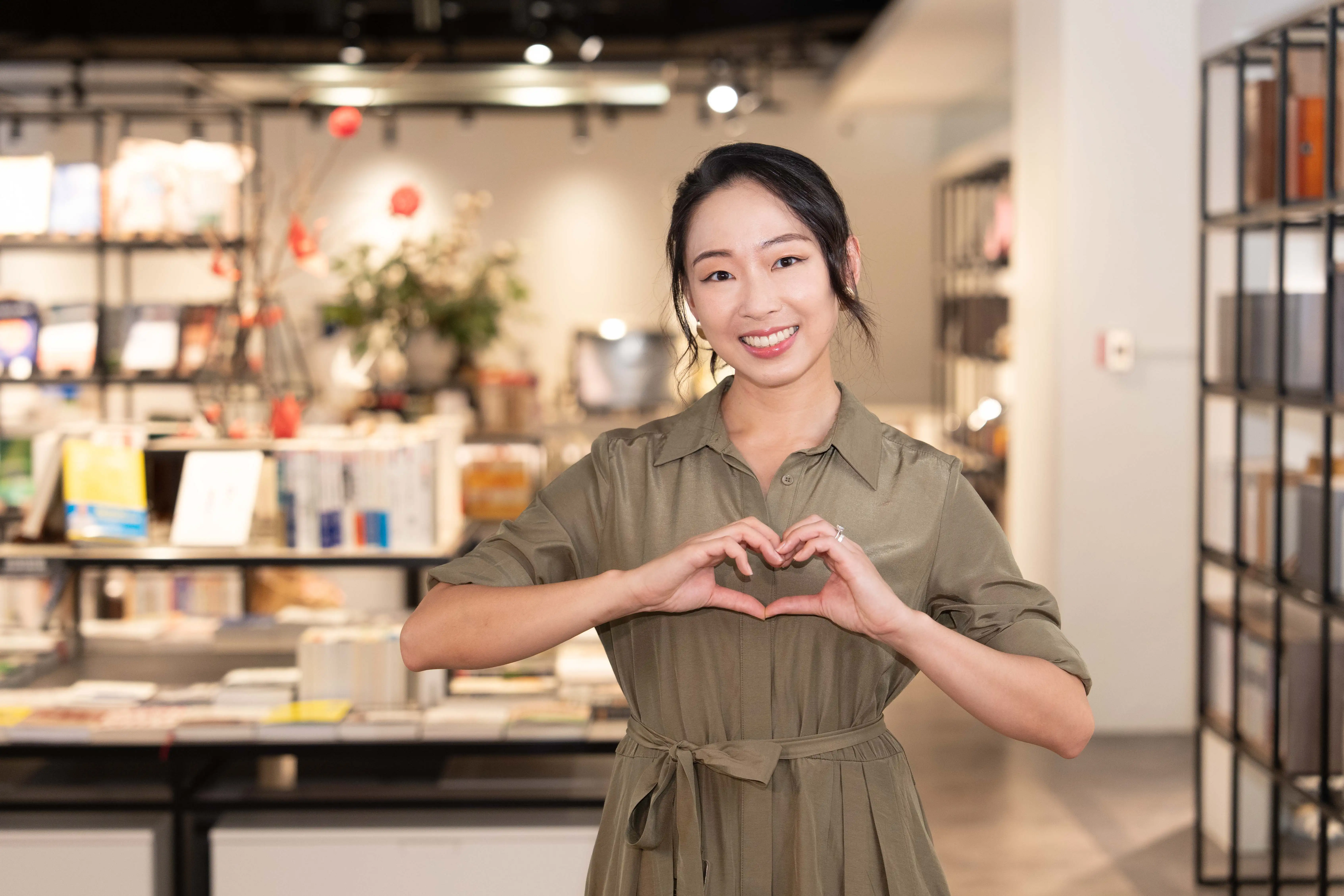 杜蕾飾演慈青葉宜鑫，性格外冷內熱，對外隱瞞與母親溫玉香(吳奕蓉飾)的母女關係。（圖／大愛提供）