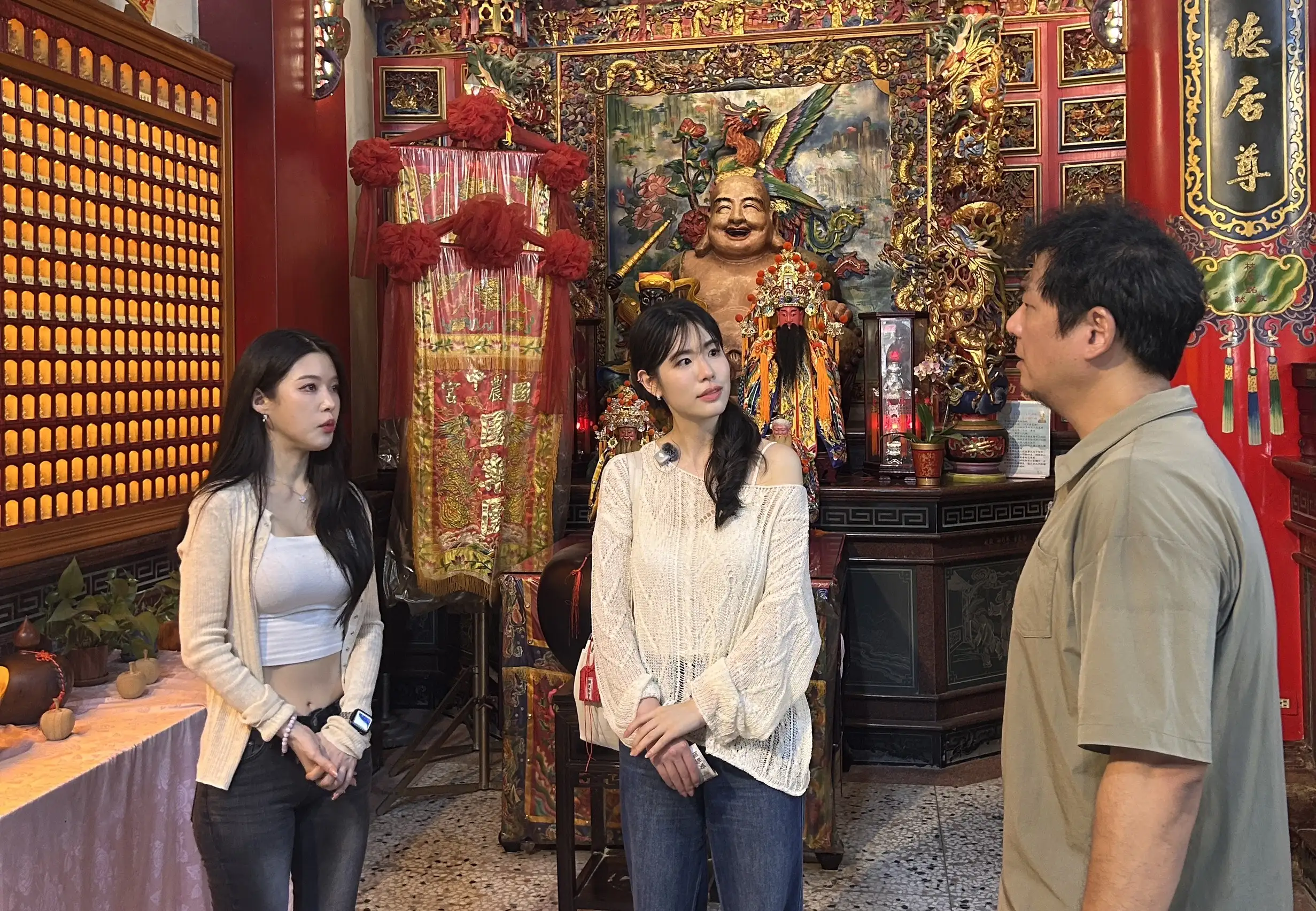 韓國戀綜女嘉賓安柾垠與YouTuber瑩珠前往台中國農宮參拜月老,體驗台灣傳統宮廟文化。(圖/IBIG娛樂提供提供)