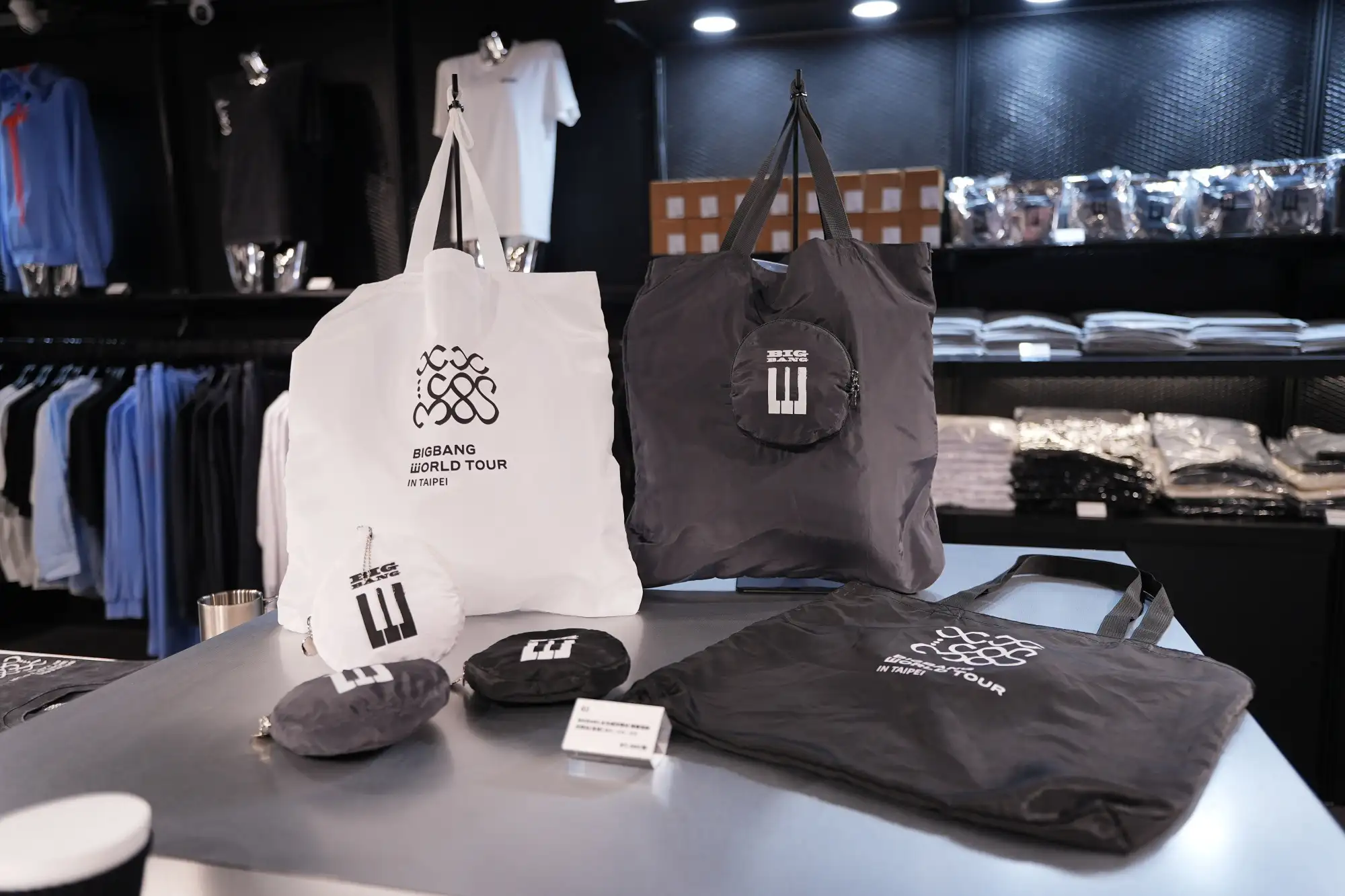 BIGBANG 快閃店推出台北限定的折疊購物袋。(圖/娛樂中心)