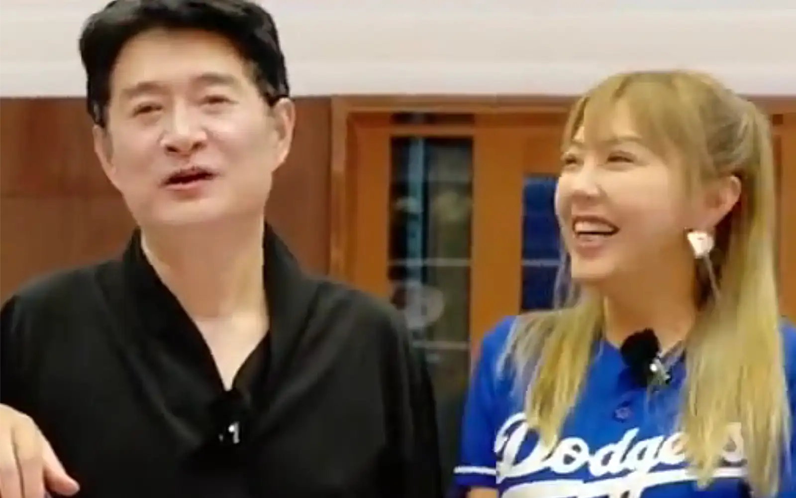 兩個享受健保的人笑得很開心。(圖/翻攝微博)