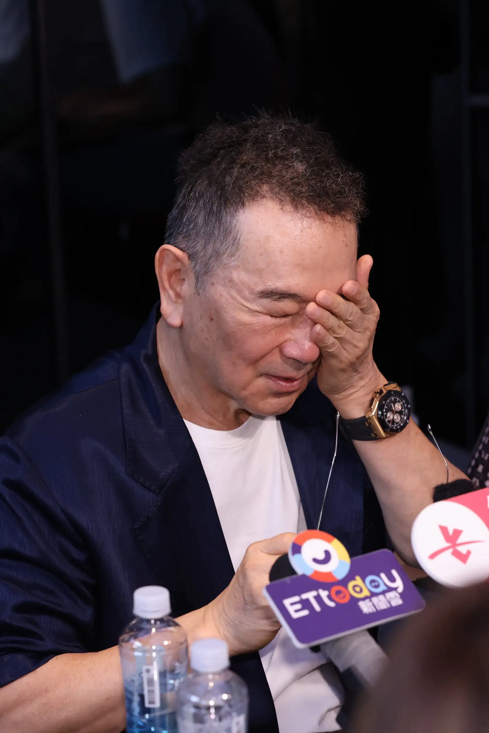 張晨光剛起床流目油。(圖/記者陳明中攝)
