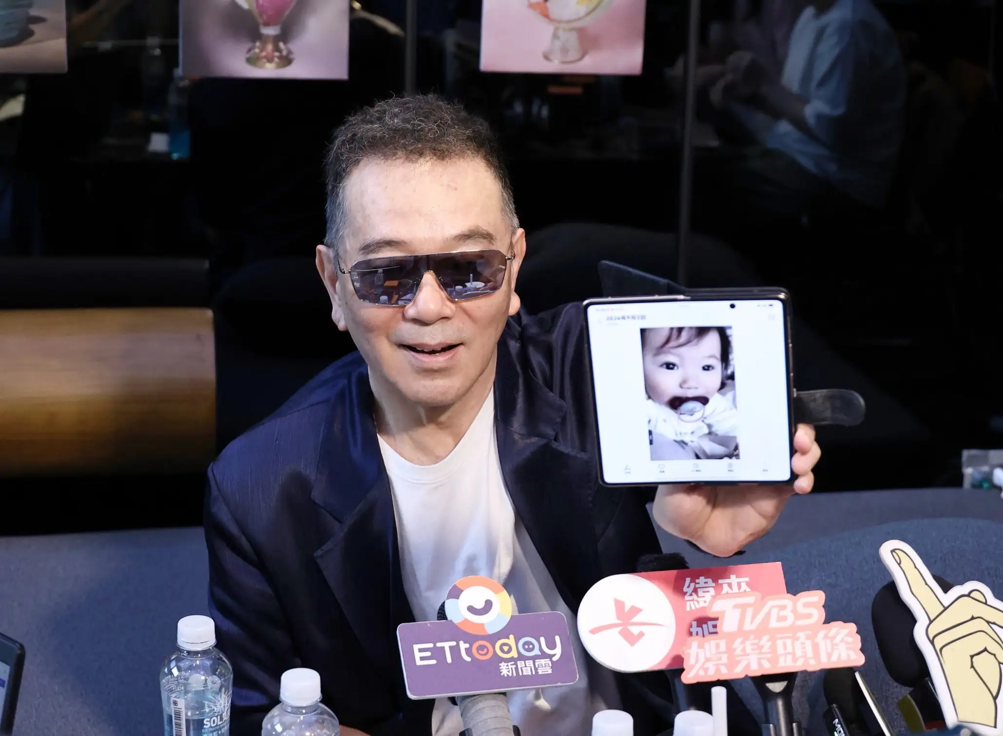 張晨光曬出可愛小孫女。(圖/記者陳明中攝)