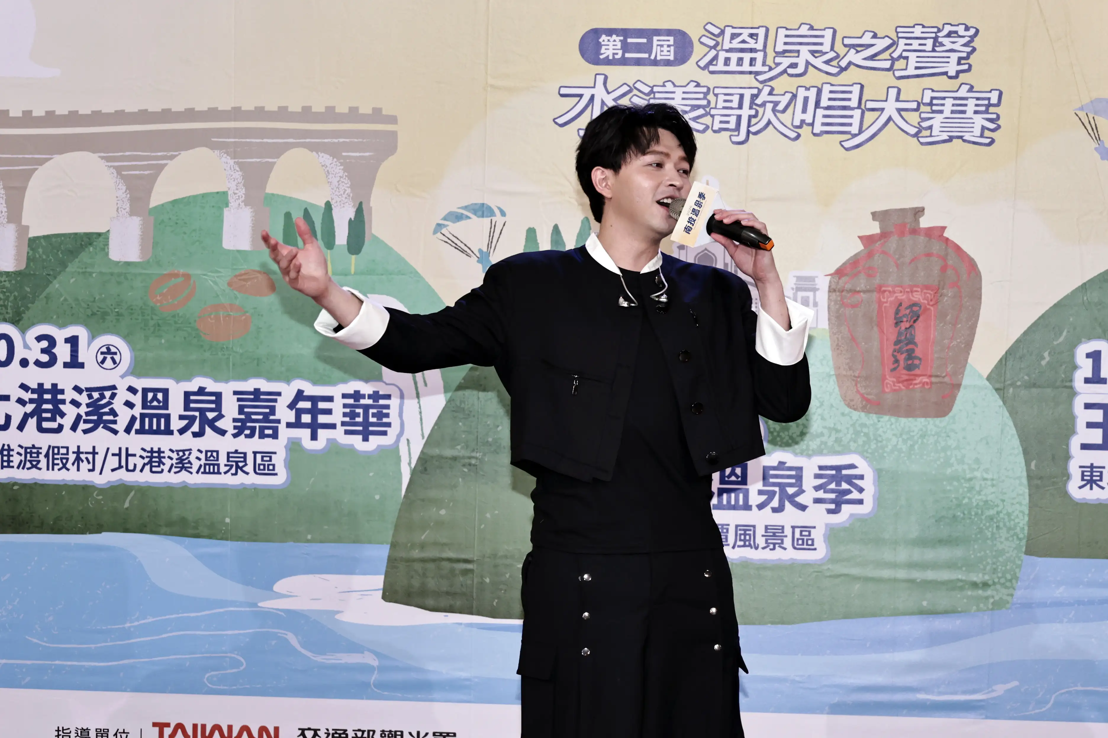 李子森擔任南投溫泉季活動大使現場演唱。(圖/南投縣政府提供)