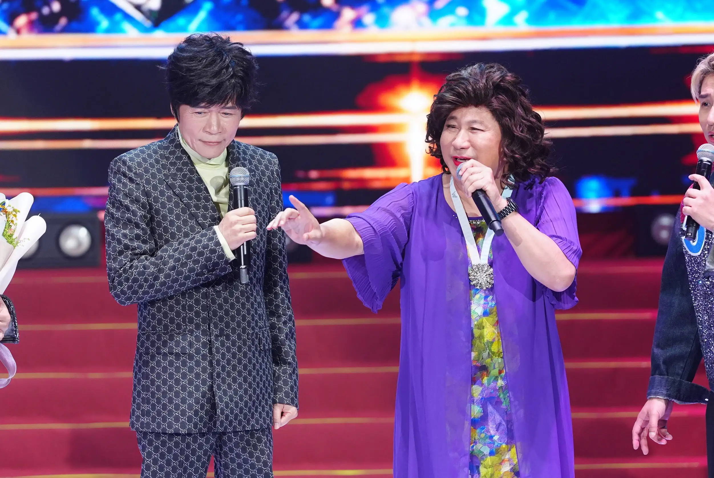 胡瓜(右)扮演洪榮宏媽媽。(圖/記者陳明中攝)
