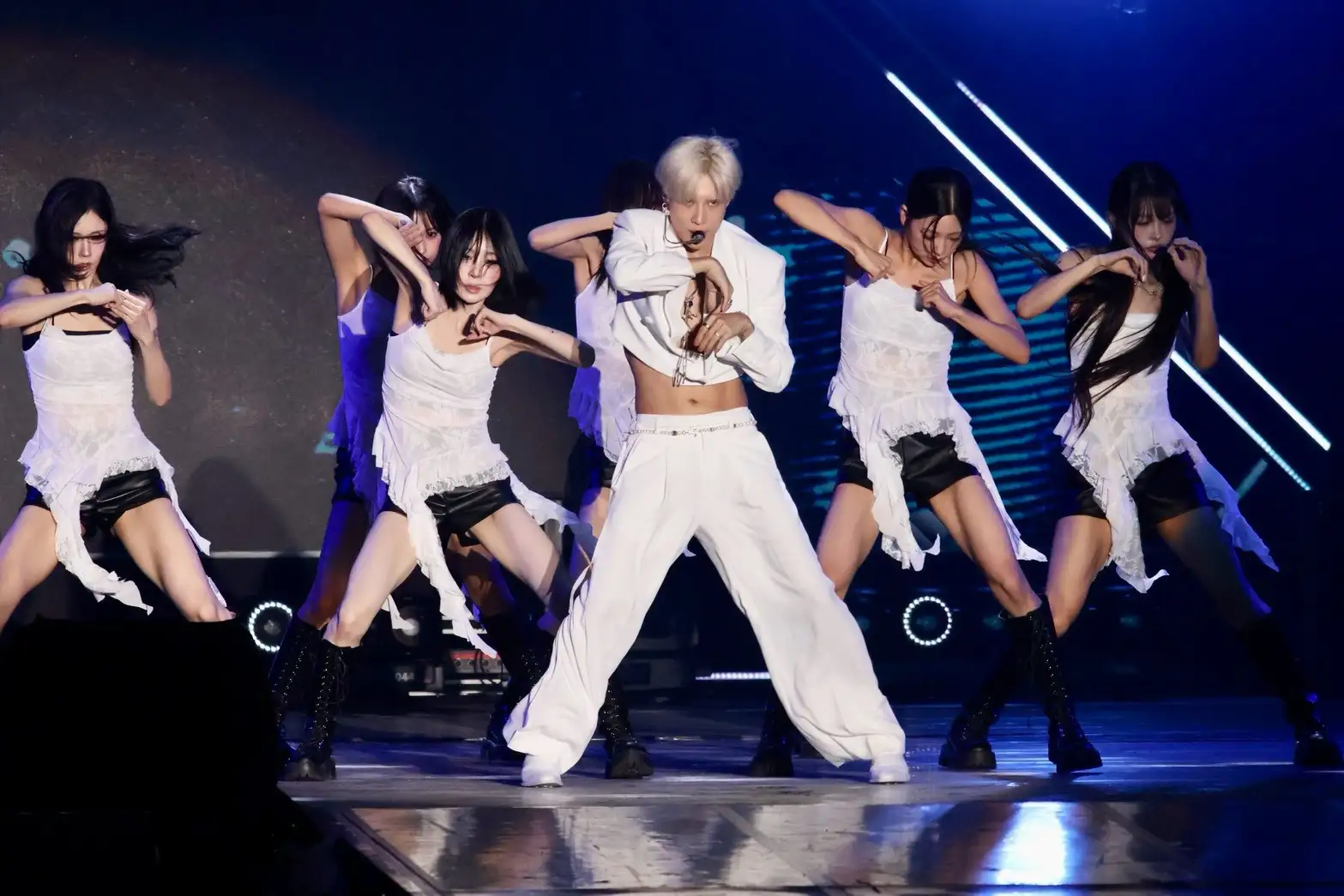 SHINee 泰民扭腰、抬手及轉身都讓肌肉若隱若現。（圖／娛樂中心）