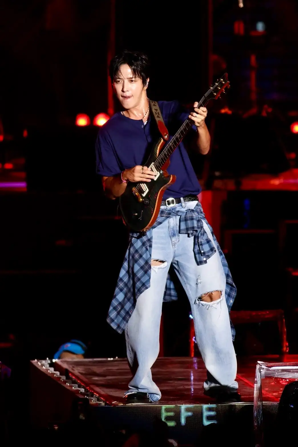 CNBLUE 主唱鄭容和唱到滿身汗。（圖／娛樂中心）