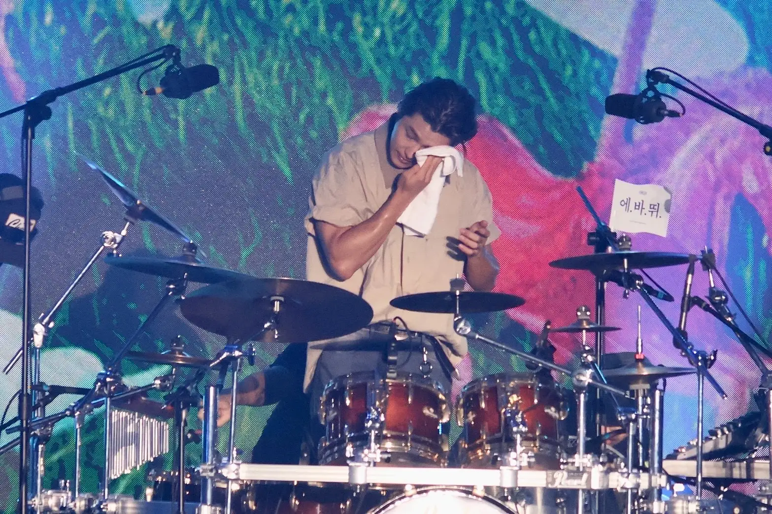 CNBLUE 鼓手姜敏赫賣力到頻頻滴汗。
