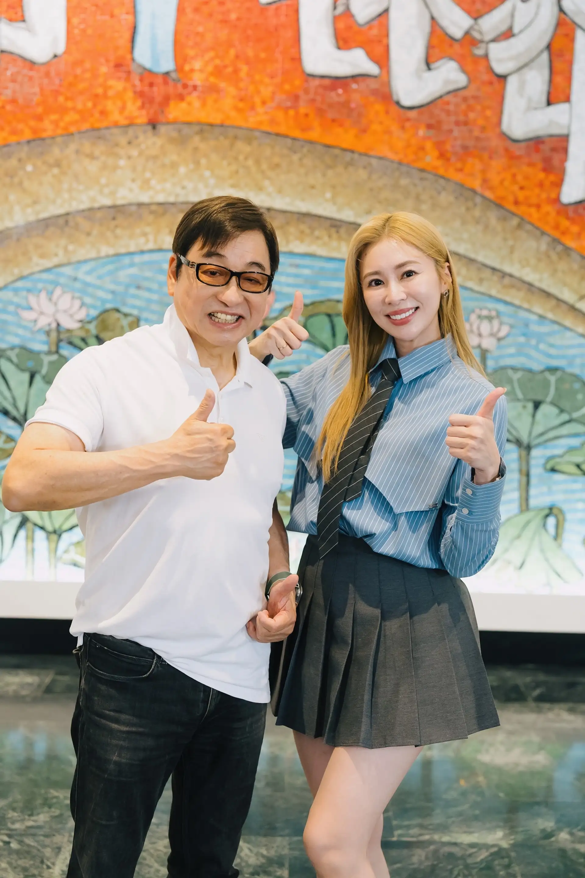 張棋惠(右)和李濤替老師慶祝。(圖/關懷台灣文教基金會提供)
