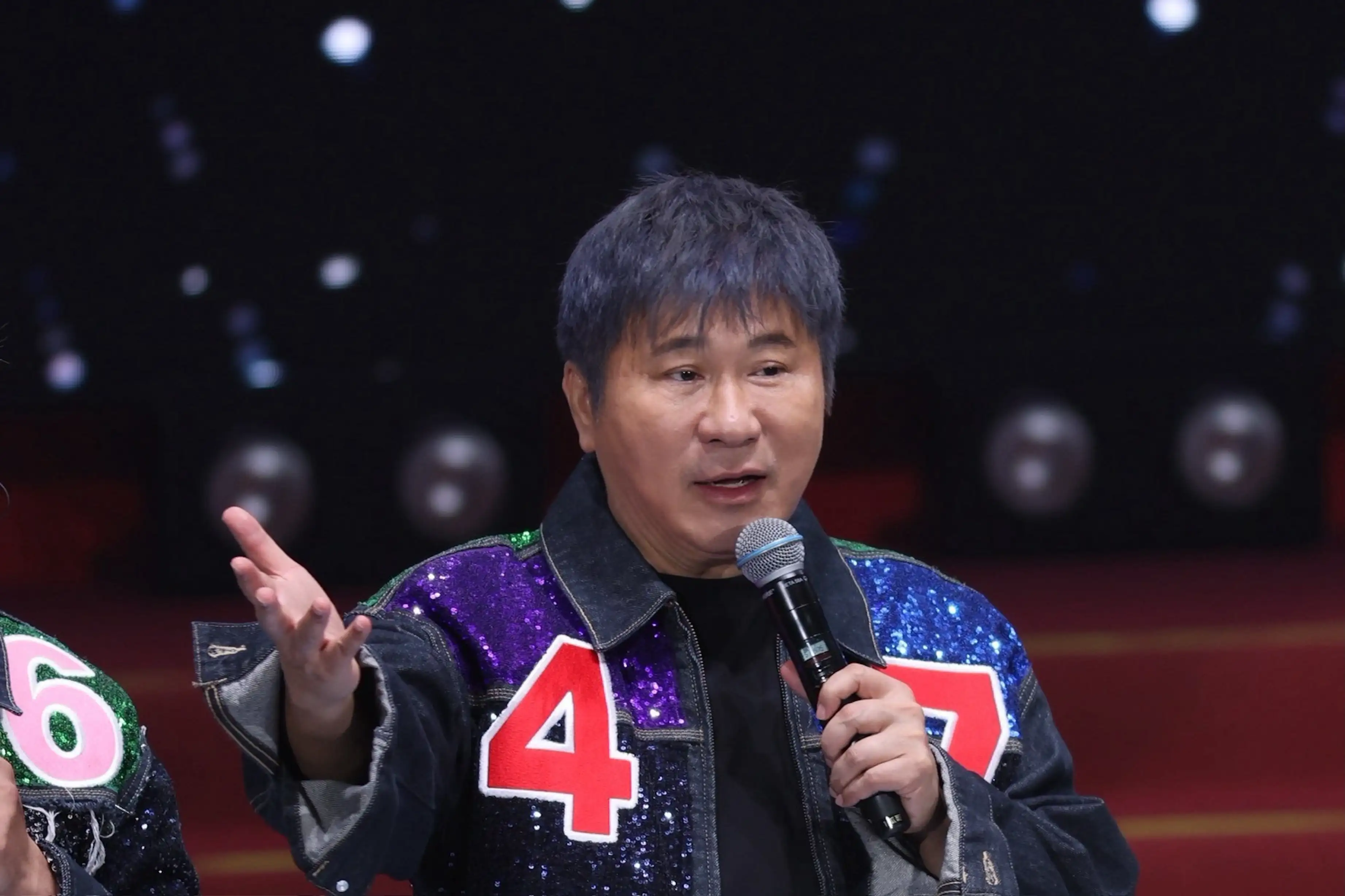 胡瓜因工作操勞過度出現胃食道逆流等症狀,一早特別前往醫院緊急打針吃藥。(圖/記者許方正攝)