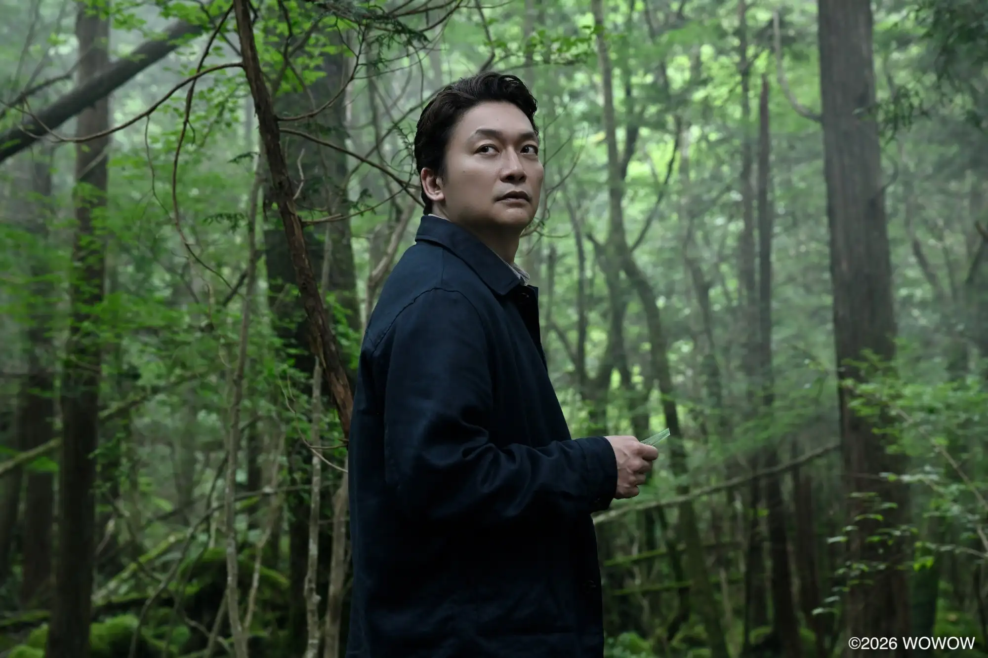 《空洞的十字架》香取慎吾獨自深入樹海，戒備神情為劇情增添濃厚懸疑感。（圖／Hami Video提供）