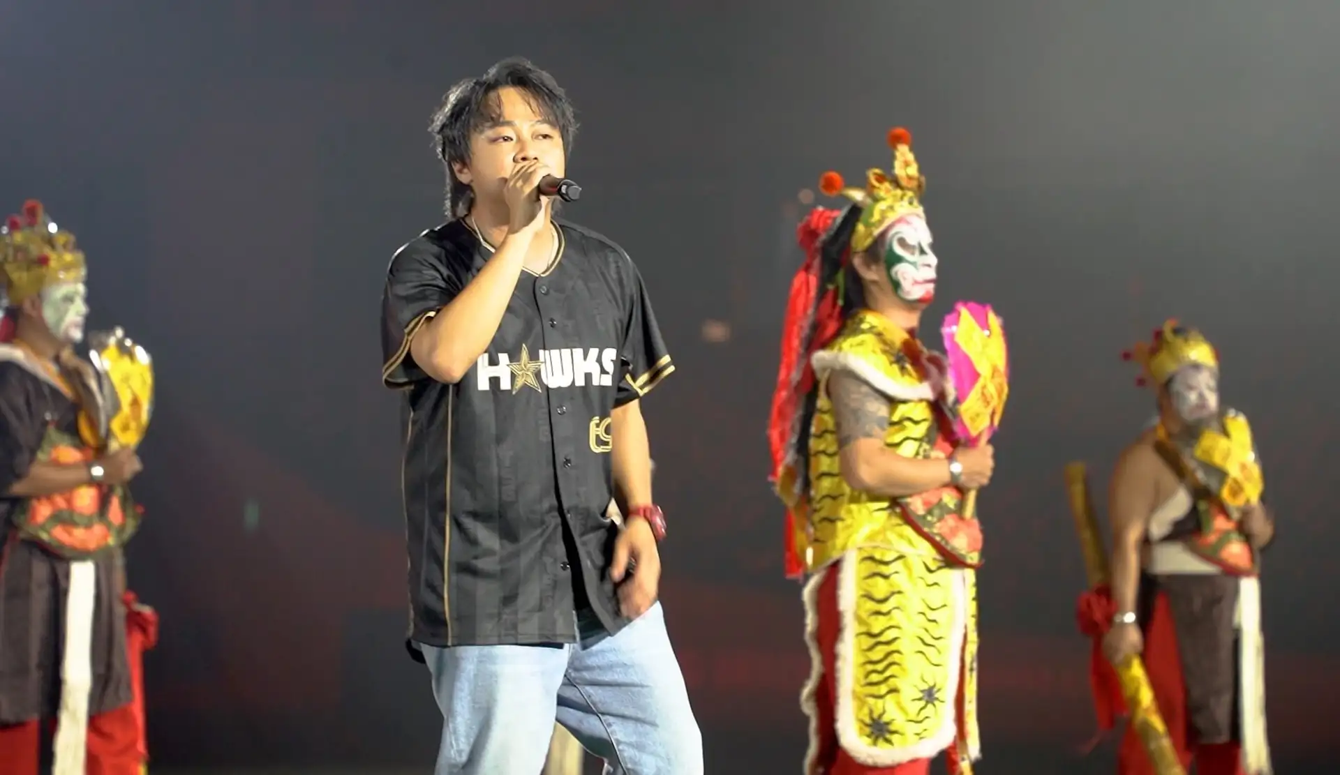 賴銘偉歌聲融合宗教演出。(圖/大溪鳳山寺廣澤宮提供)