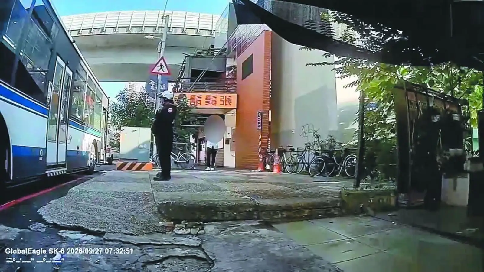 有乘客陳屍在新店客運上,3天才被發現。(圖/翻攝畫面)
