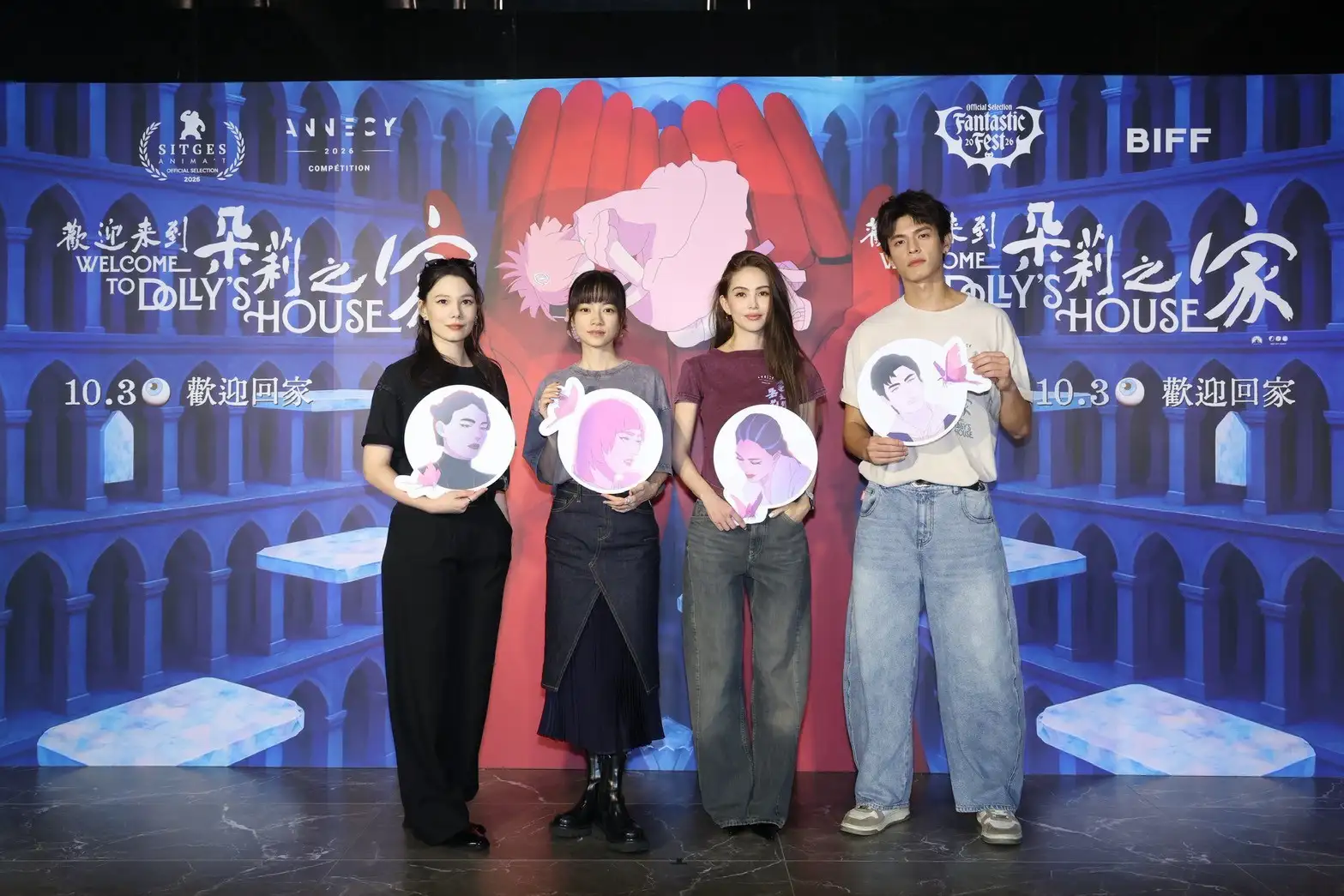 《歡迎來到朵莉之家》主演與配音姚愛寗、紀培慧、邱以太,以及特別演出的昆凌全員合體亮相。(圖/娛樂中心)