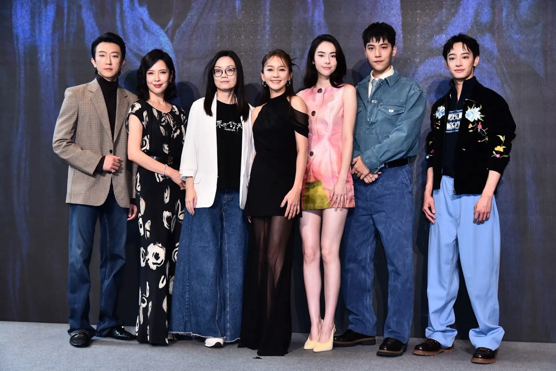 懷秋(左起)、天心、導演鄭芬芬、陳意涵、林奕嵐、林子閎、劉修甫現身首映會。(圖/記者許方正攝)