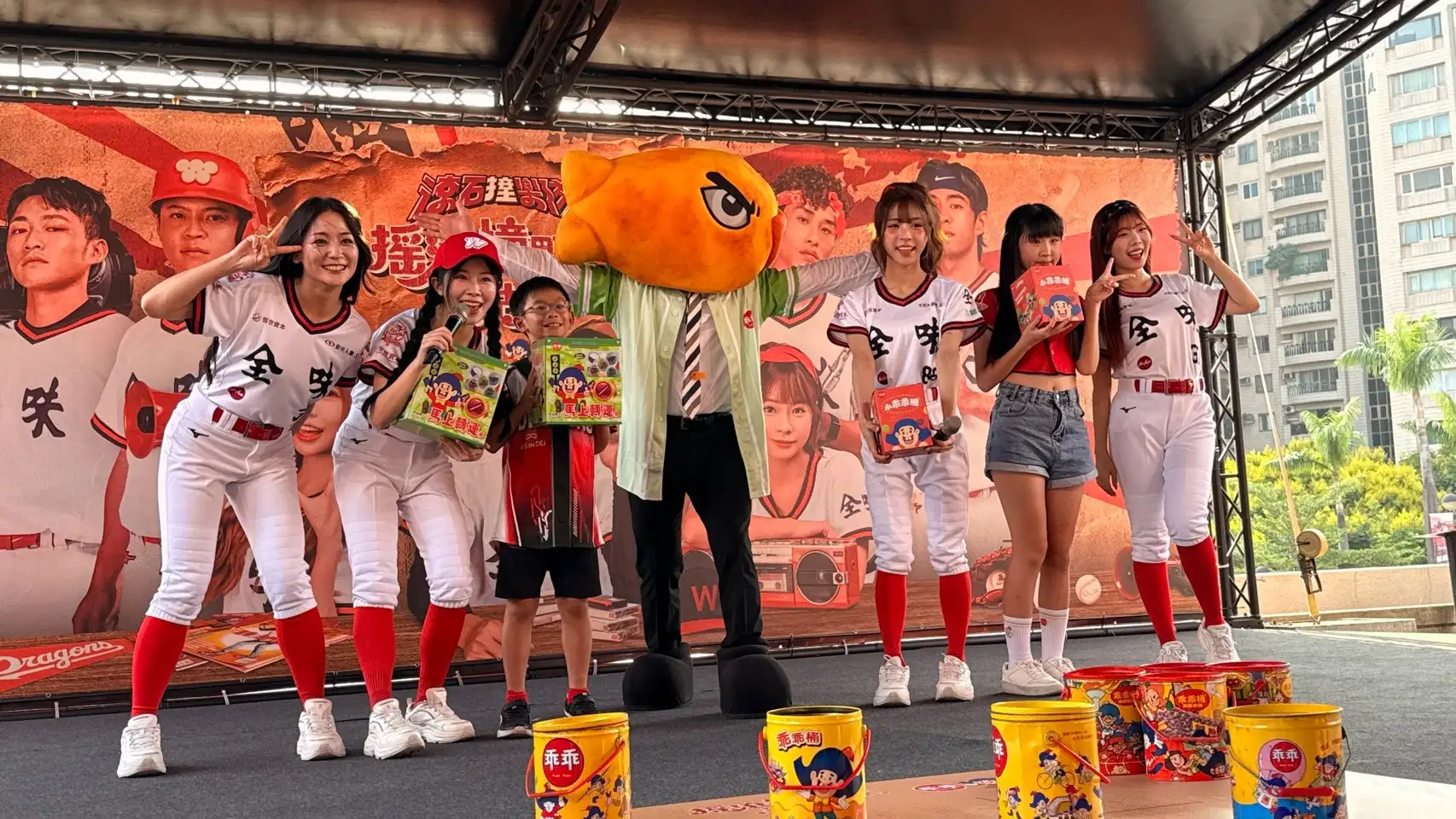香魚君在天母棒球場現身與小小球迷合影,為味全龍「搖滾撞野球復古日」增添童趣。(圖/乖乖提供)